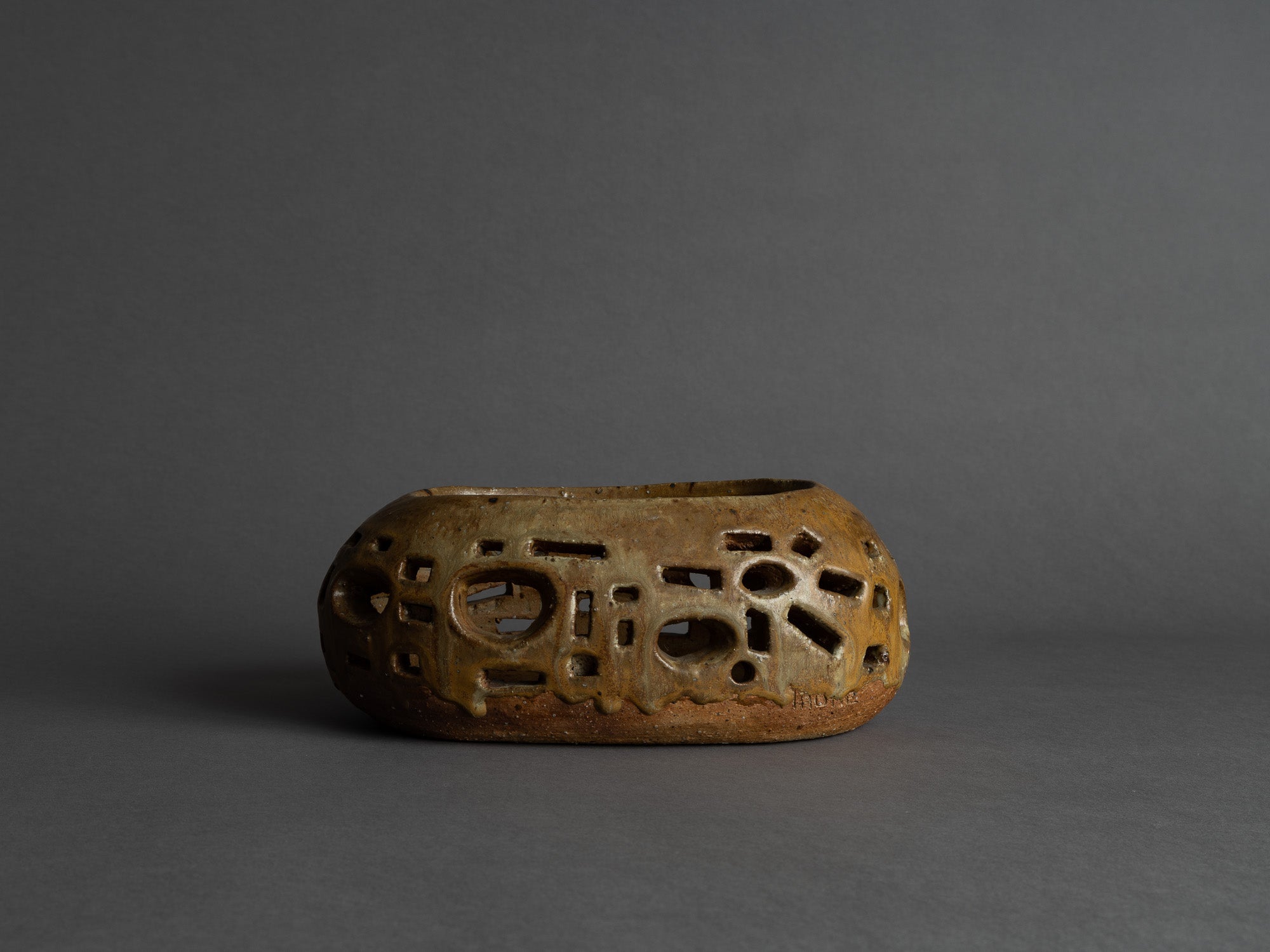 Rare photophore en grès d'Annie Maume, France (vers 1970)..Rare free form stoneware tealight by Annie Maume, France (circa 1970)