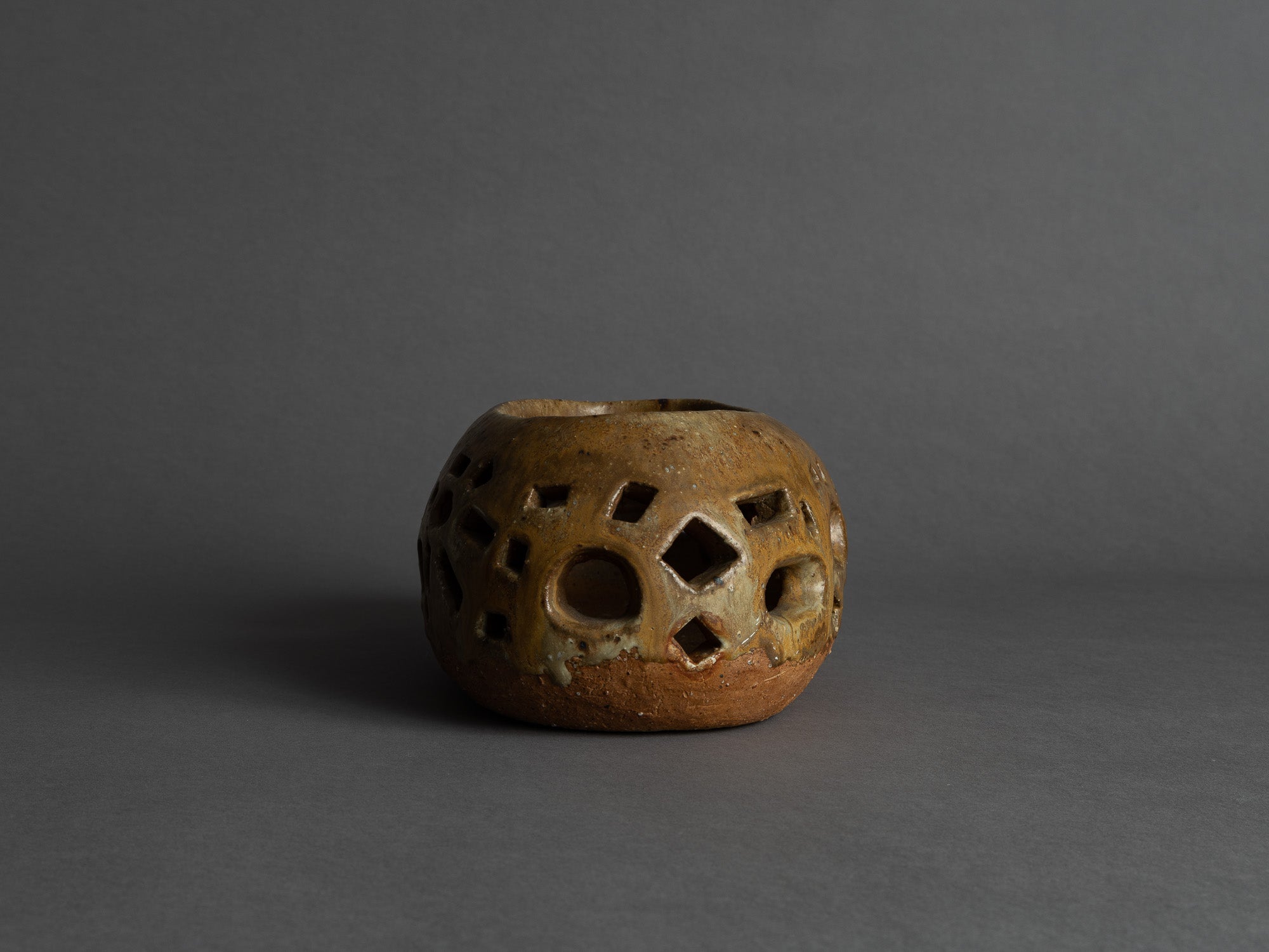 Rare photophore en grès d'Annie Maume, France (vers 1970)..Rare free form stoneware tealight by Annie Maume, France (circa 1970)