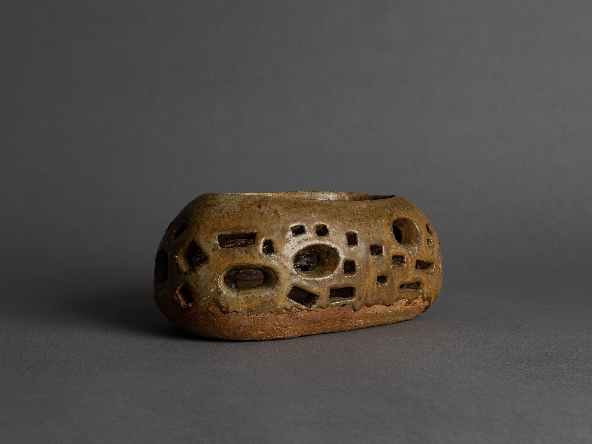 Rare photophore en grès d'Annie Maume, France (vers 1970)..Rare free form stoneware tealight by Annie Maume, France (circa 1970)