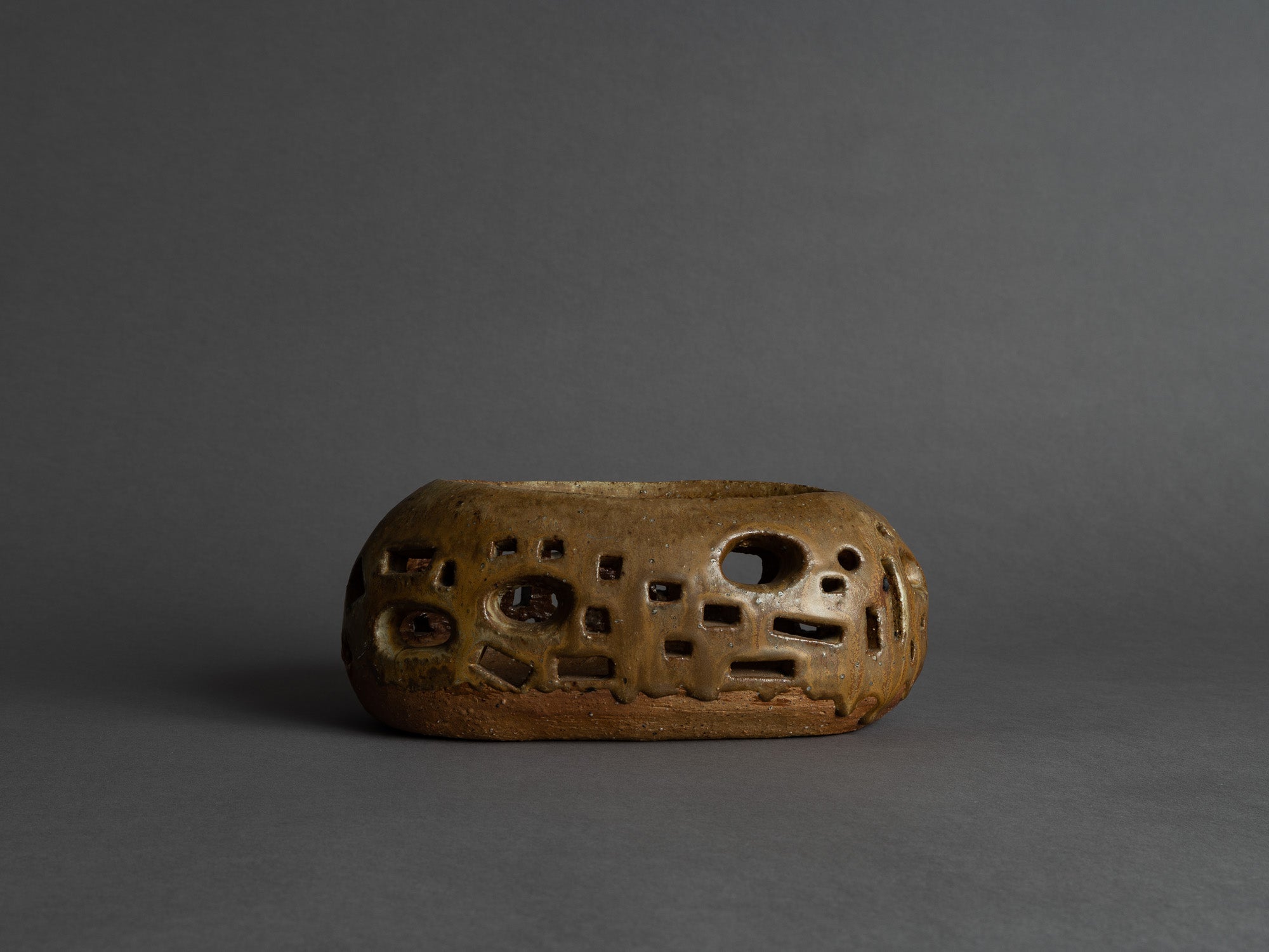 Rare photophore en grès d'Annie Maume, France (vers 1970)..Rare free form stoneware tealight by Annie Maume, France (circa 1970)