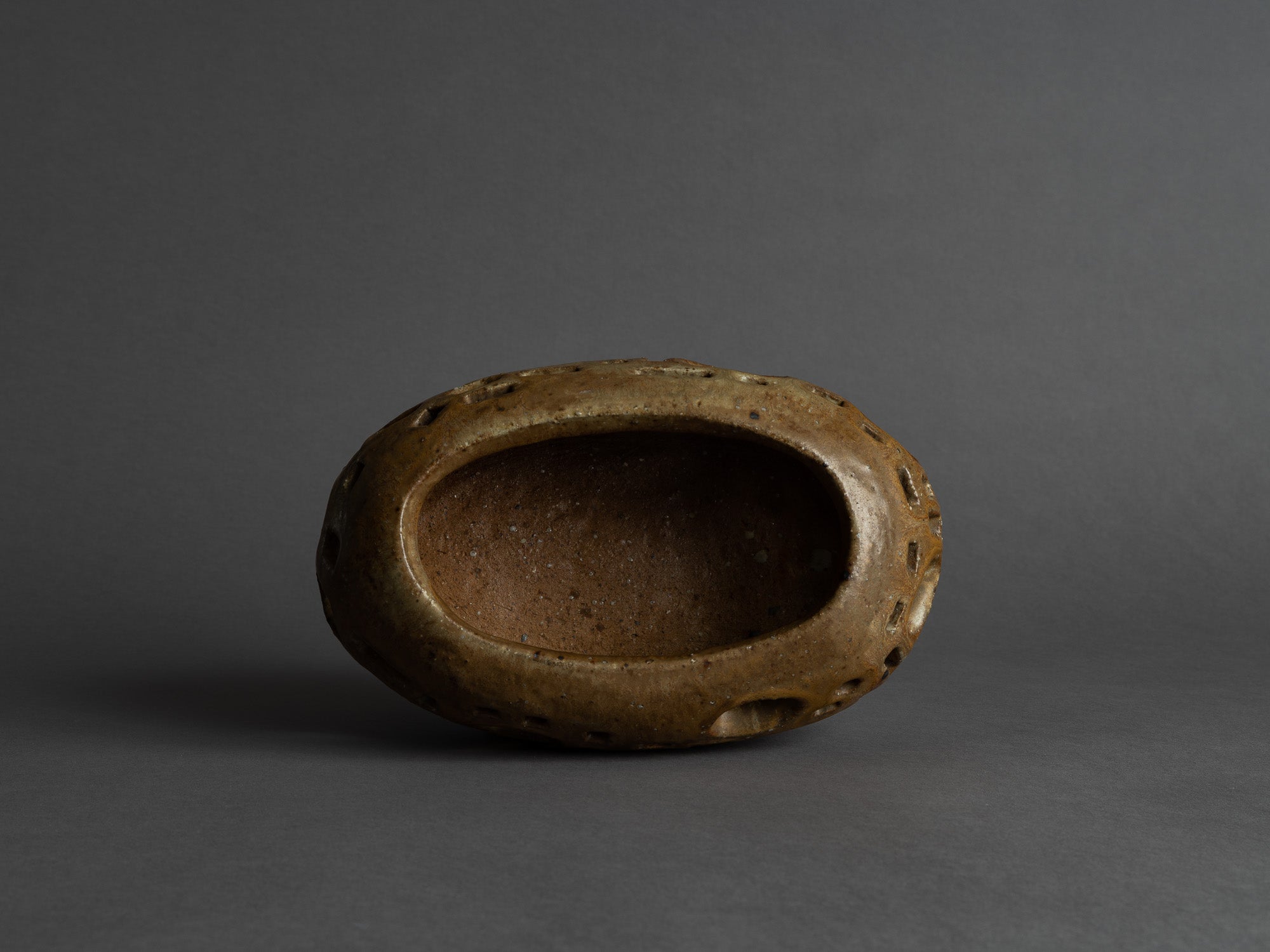 Rare photophore en grès d'Annie Maume, France (vers 1970)..Rare free form stoneware tealight by Annie Maume, France (circa 1970)