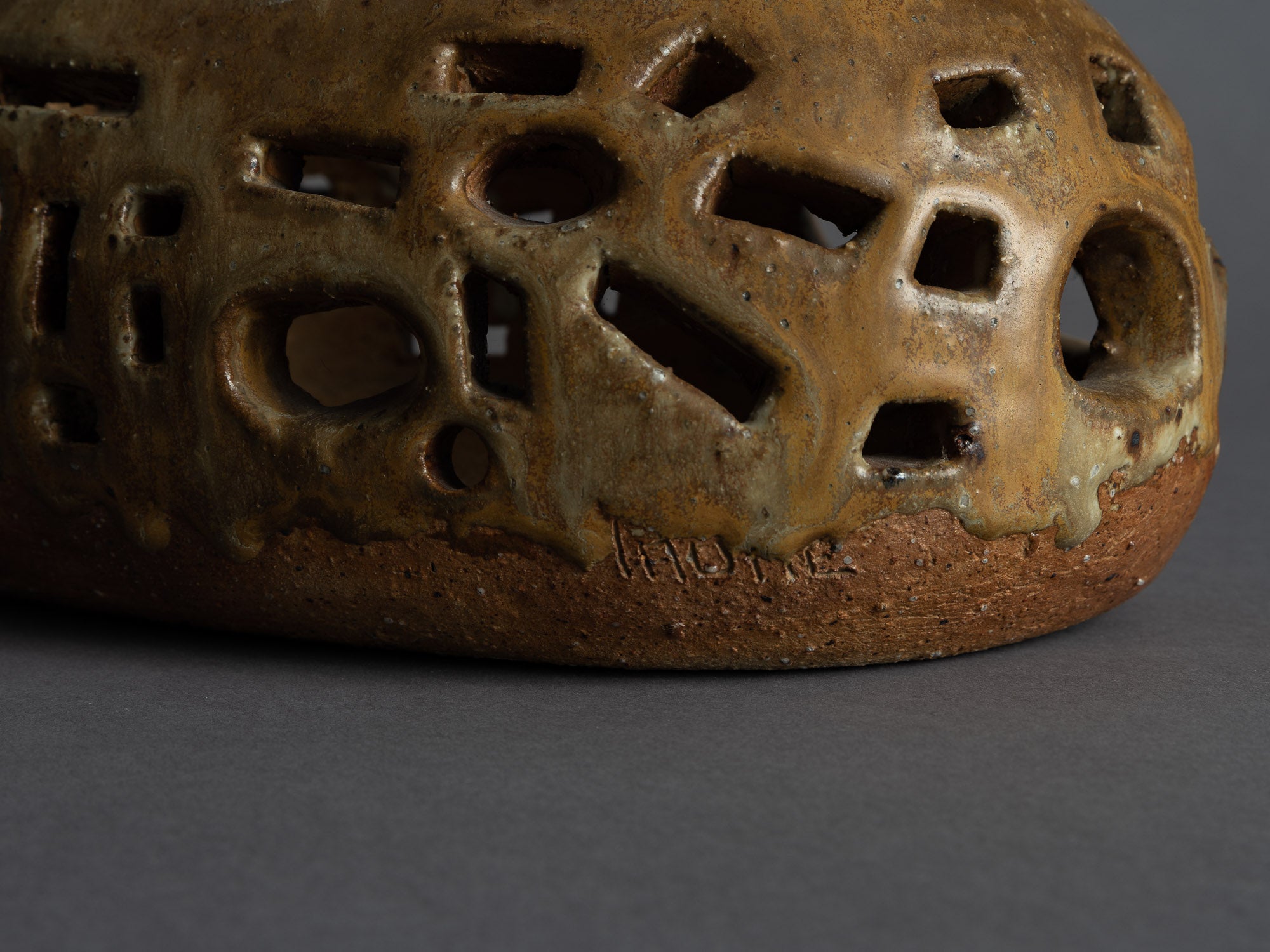 Rare photophore en grès d'Annie Maume, France (vers 1970)..Rare free form stoneware tealight by Annie Maume, France (circa 1970)