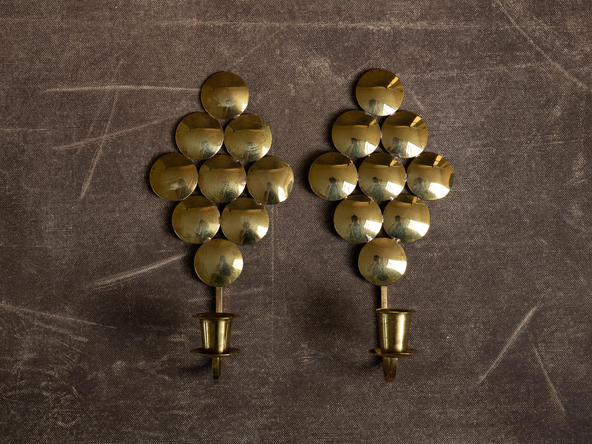 Paire de candélabres muraux / miroirs d'applique en laiton, Suède (vers 1965)..Set of 2 Brass wall hanging candle holders, Sweden (ca. 1965)