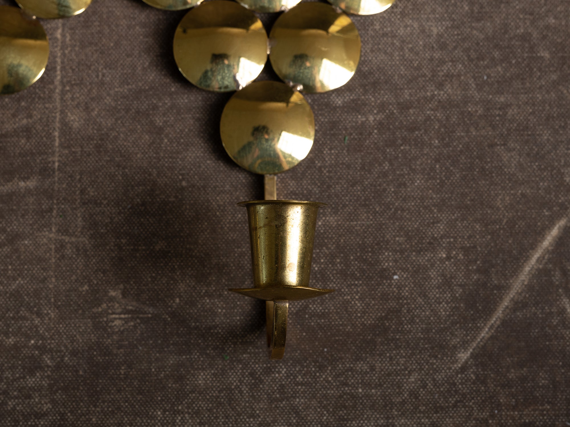Paire de candélabres muraux / miroirs d'applique en laiton, Suède (vers 1965)..Set of 2 Brass wall hanging candle holders, Sweden (ca. 1965)