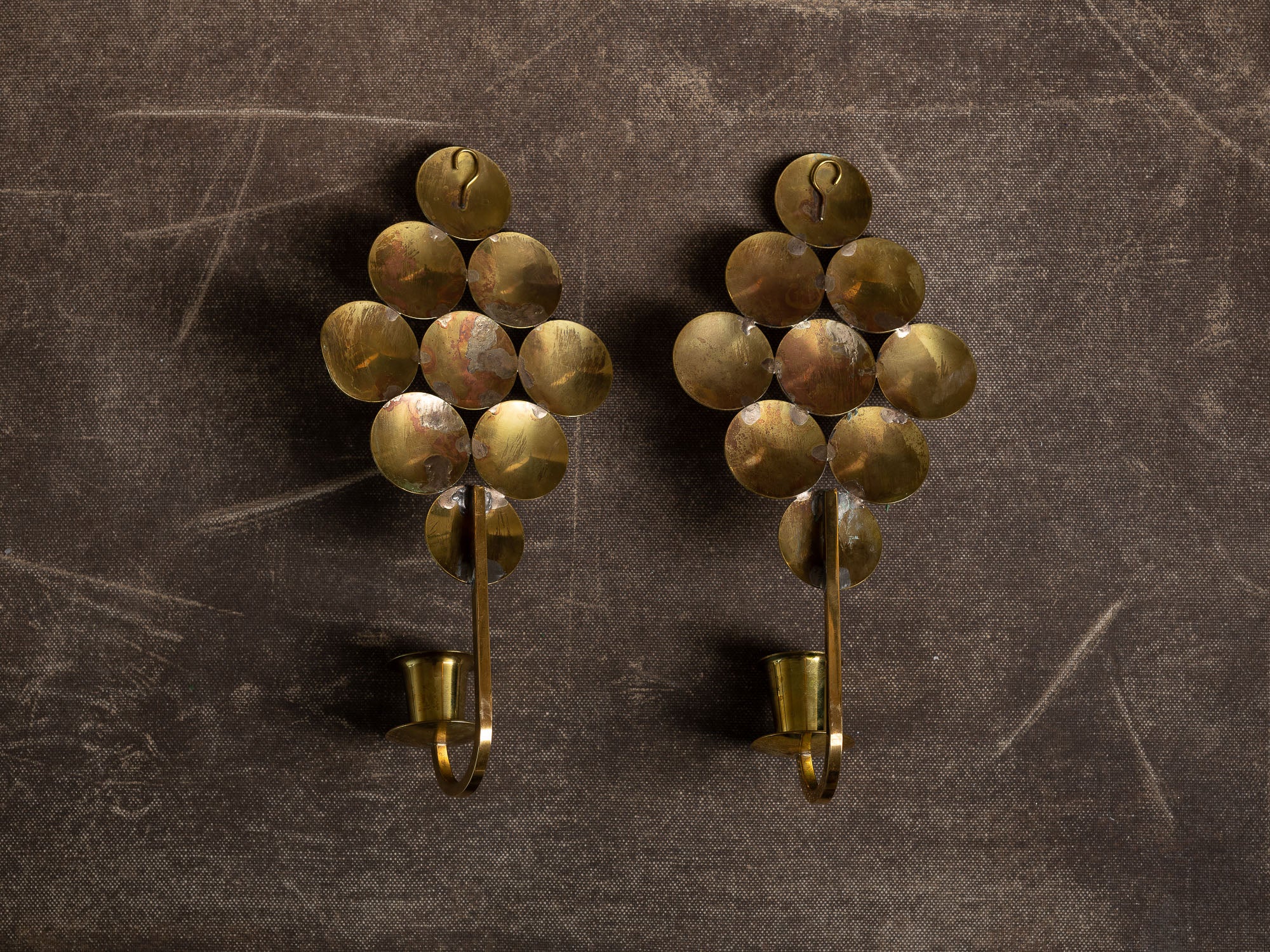 Paire de candélabres muraux / miroirs d'applique en laiton, Suède (vers 1965)..Set of 2 Brass wall hanging candle holders, Sweden (ca. 1965)