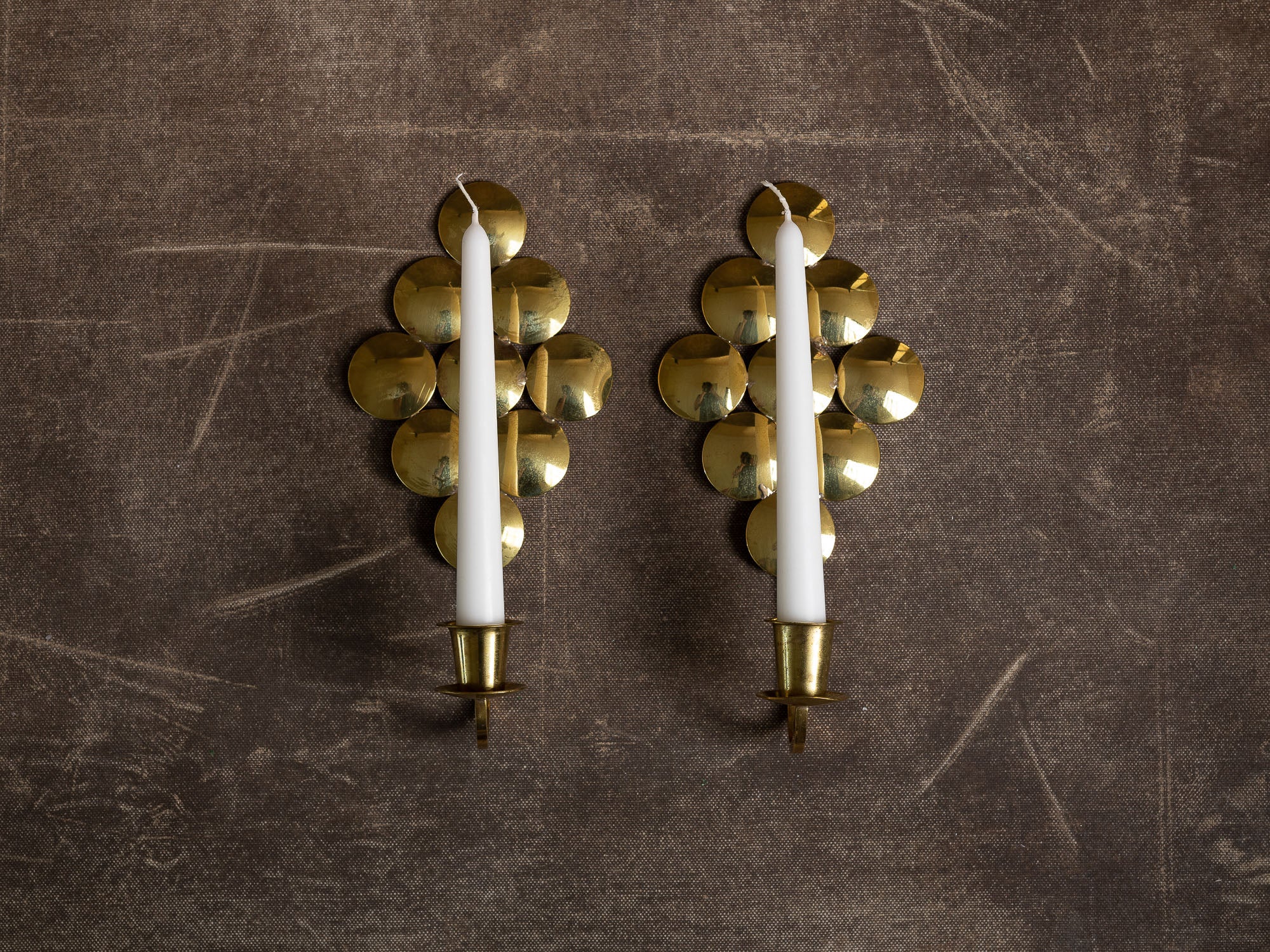 Paire de candélabres muraux / miroirs d'applique en laiton, Suède (vers 1965)..Set of 2 Brass wall hanging candle holders, Sweden (ca. 1965)