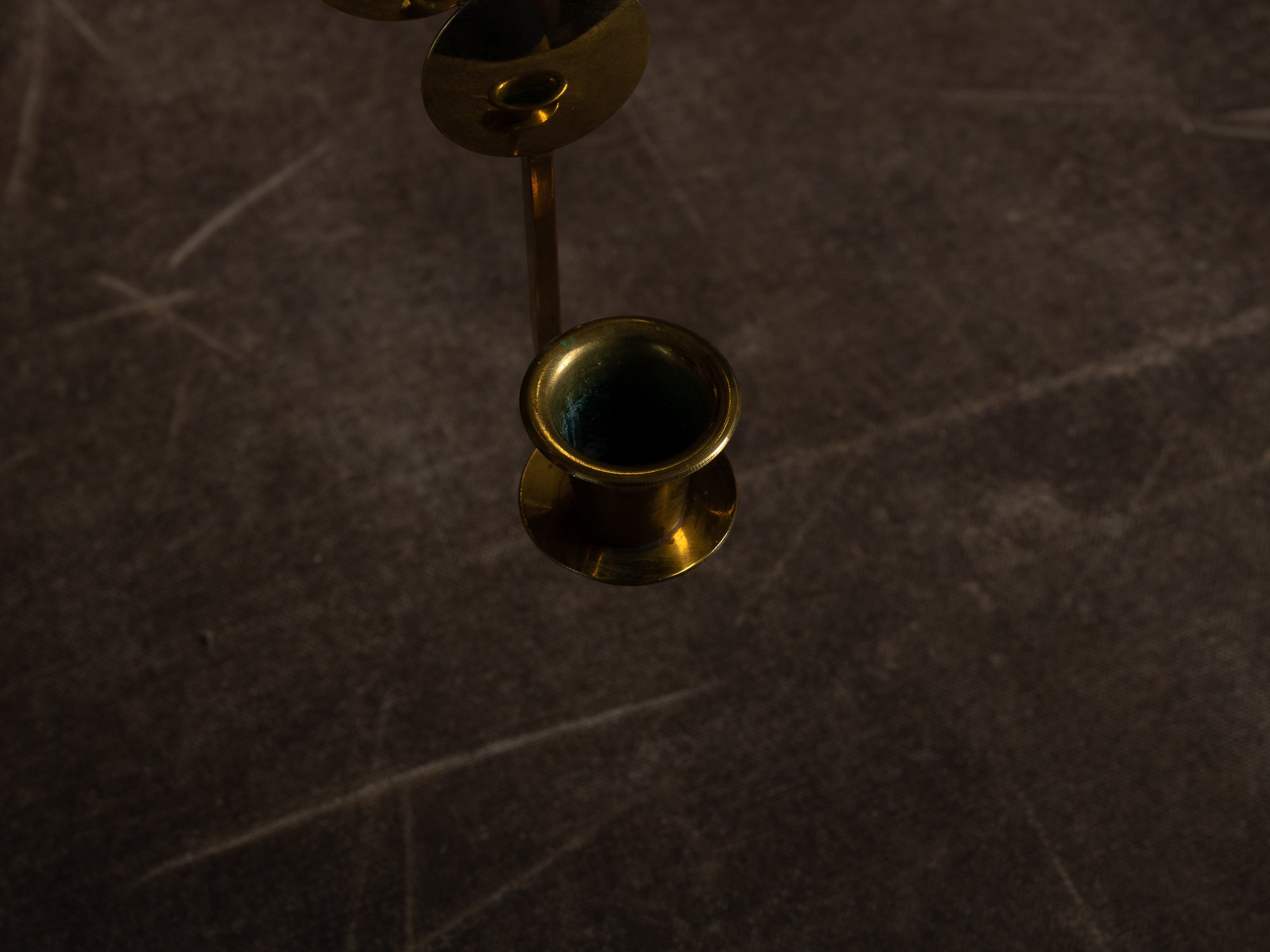 Paire de candélabres muraux / miroirs d'applique en laiton, Suède (vers 1965)..Set of 2 Brass wall hanging candle holders, Sweden (ca. 1965)