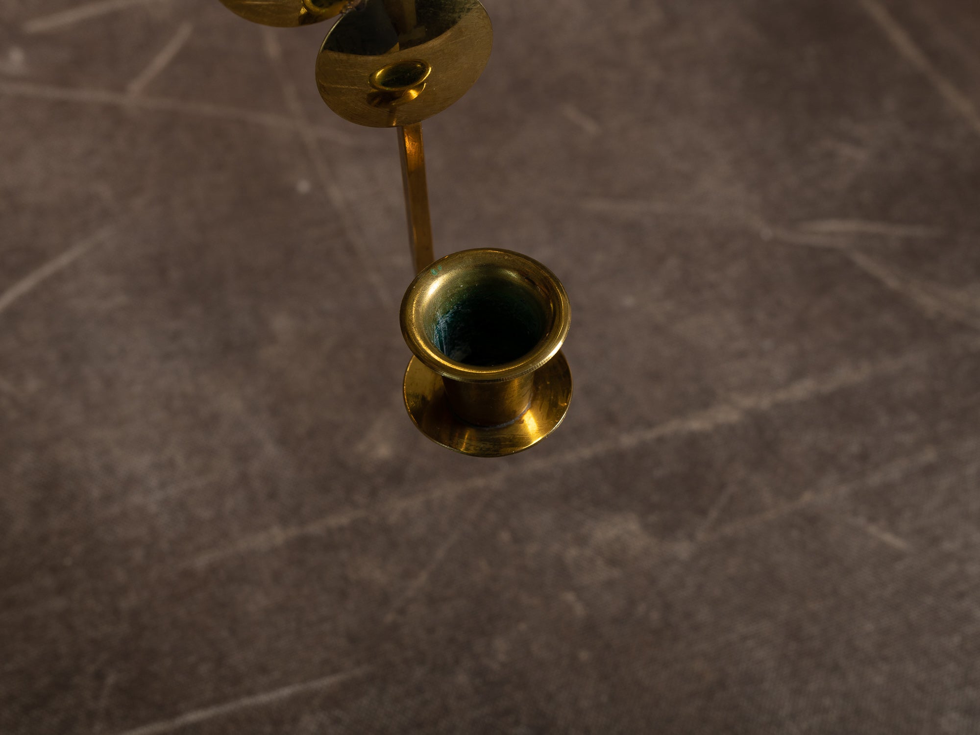 Paire de candélabres muraux / miroirs d'applique en laiton, Suède (vers 1965)..Set of 2 Brass wall hanging candle holders, Sweden (ca. 1965)