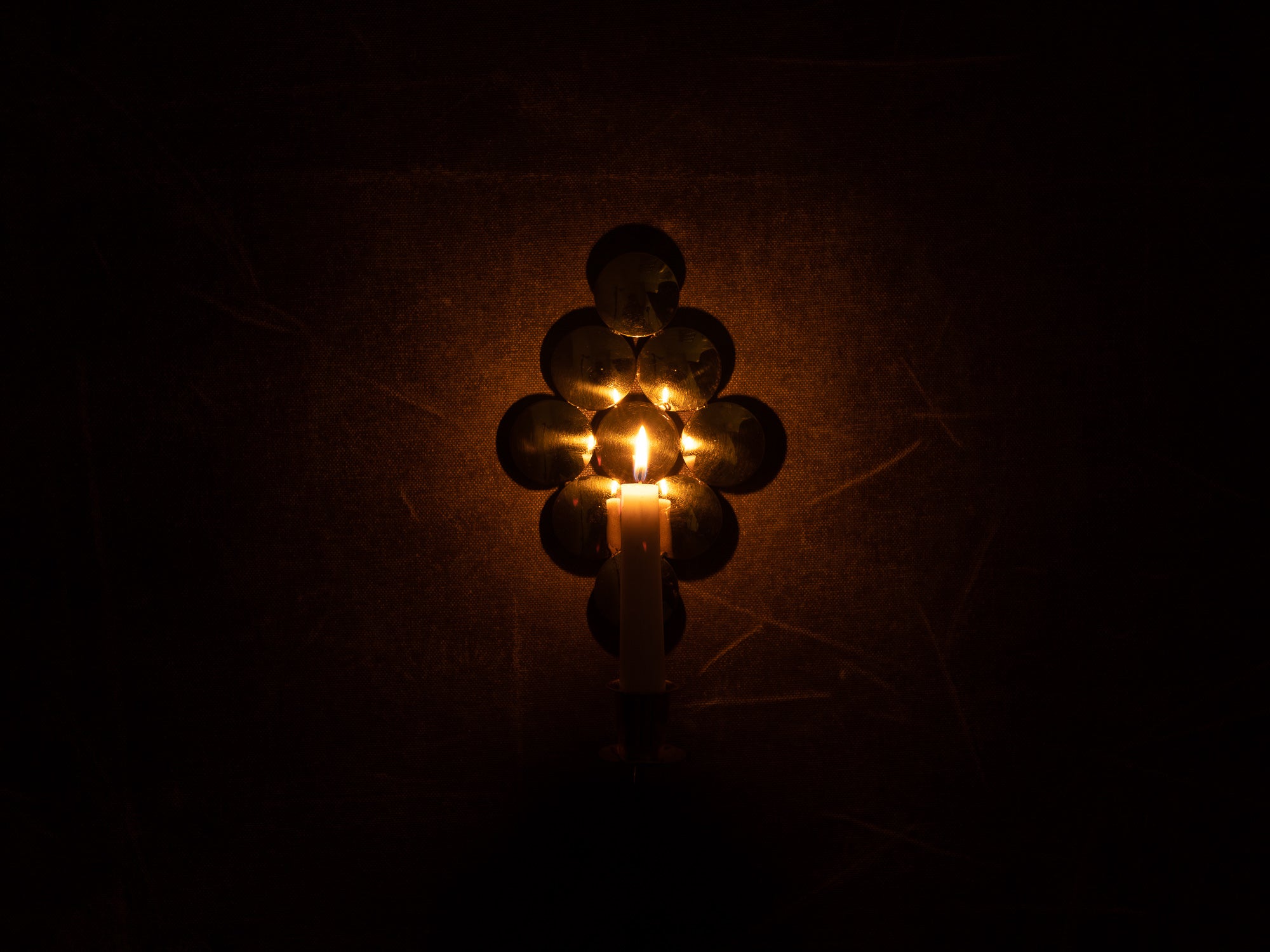 Paire de candélabres muraux / miroirs d'applique en laiton, Suède (vers 1965)..Set of 2 Brass wall hanging candle holders, Sweden (ca. 1965)