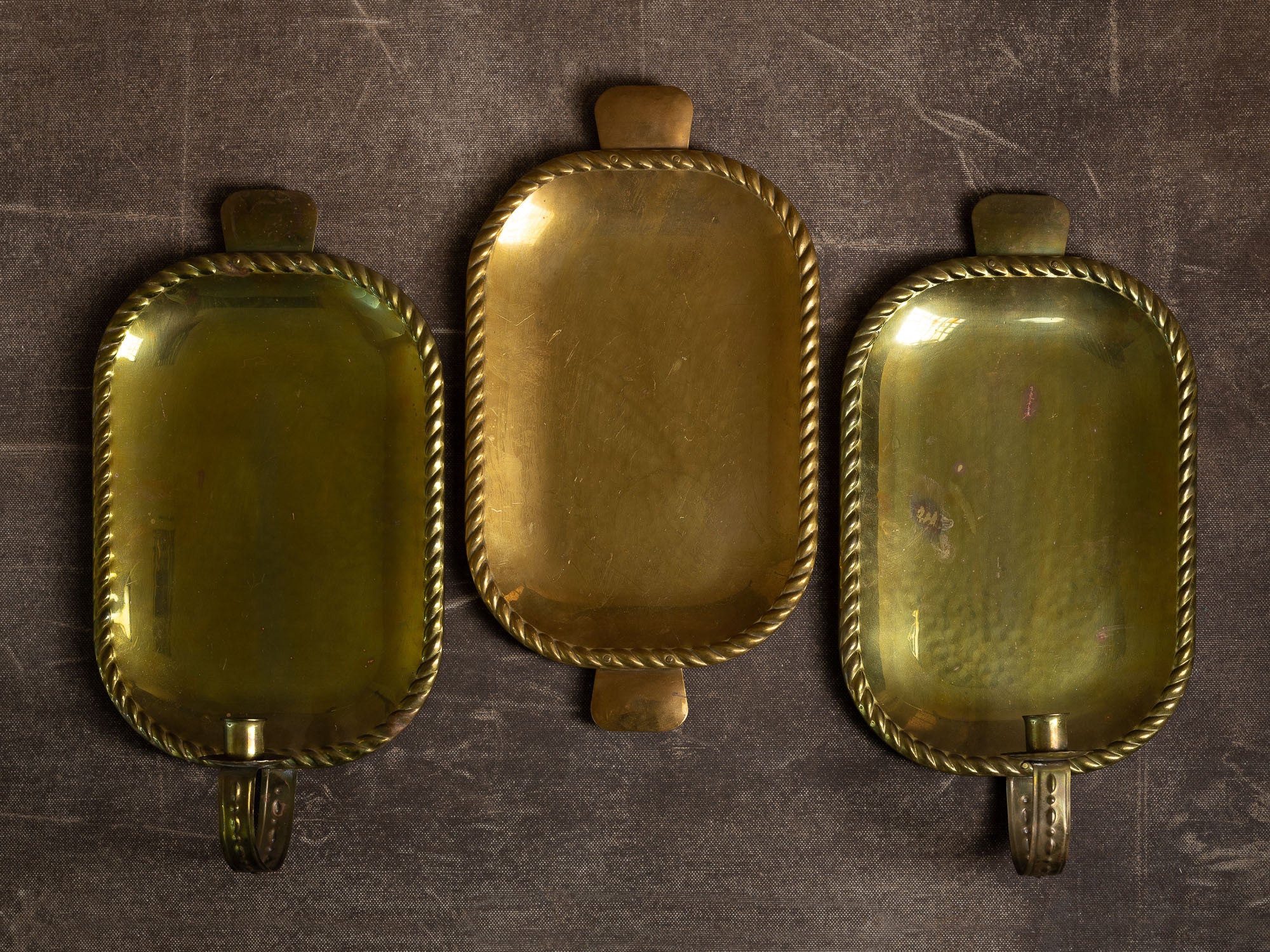 Ensemble, garniture de cheminée: paire de candélabres d'applique en laiton & coupe vide‑poche, Suède (vers 1935-50)..Set: pair of brass wall hanging candelabra & assorted bowl, Sweden (circa 1935-50)