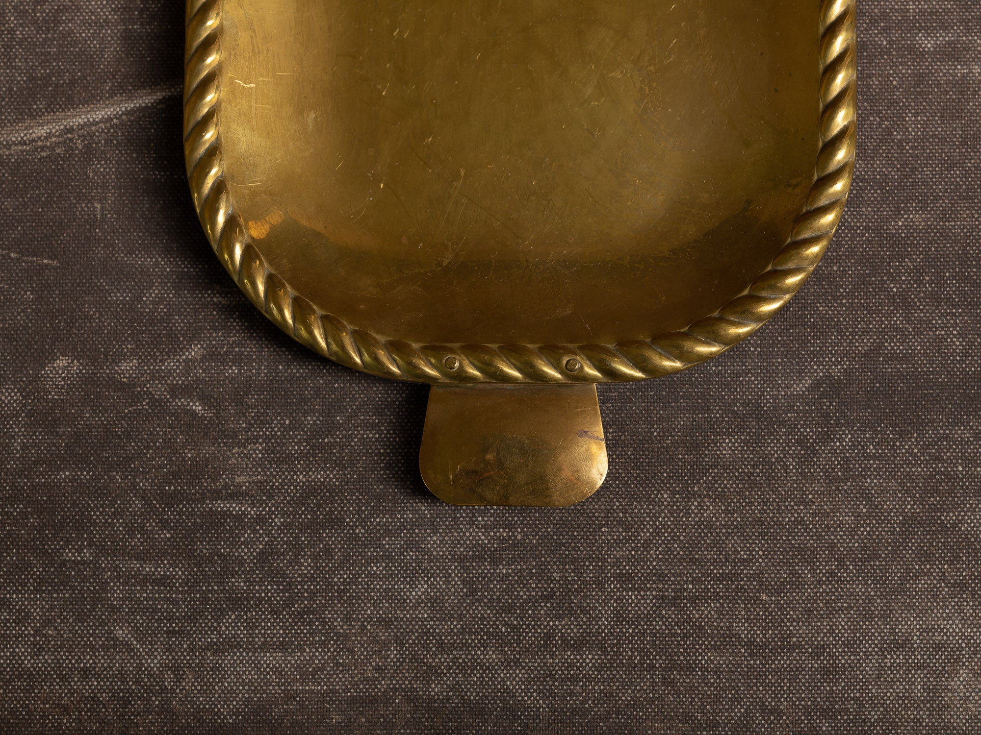 Ensemble, garniture de cheminée: paire de candélabres d'applique en laiton & coupe vide‑poche, Suède (vers 1935-50)..Set: pair of brass wall hanging candelabra & assorted bowl, Sweden (circa 1935-50)