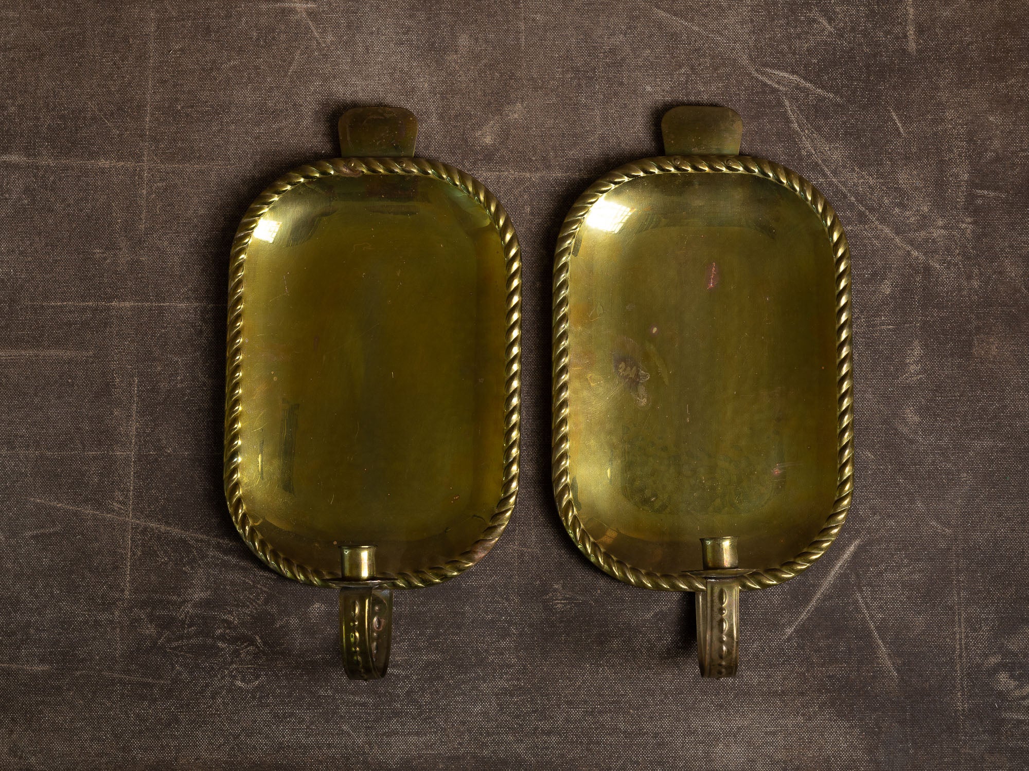 Ensemble, garniture de cheminée: paire de candélabres d'applique en laiton & coupe vide‑poche, Suède (vers 1935-50)..Set: pair of brass wall hanging candelabra & assorted bowl, Sweden (circa 1935-50)