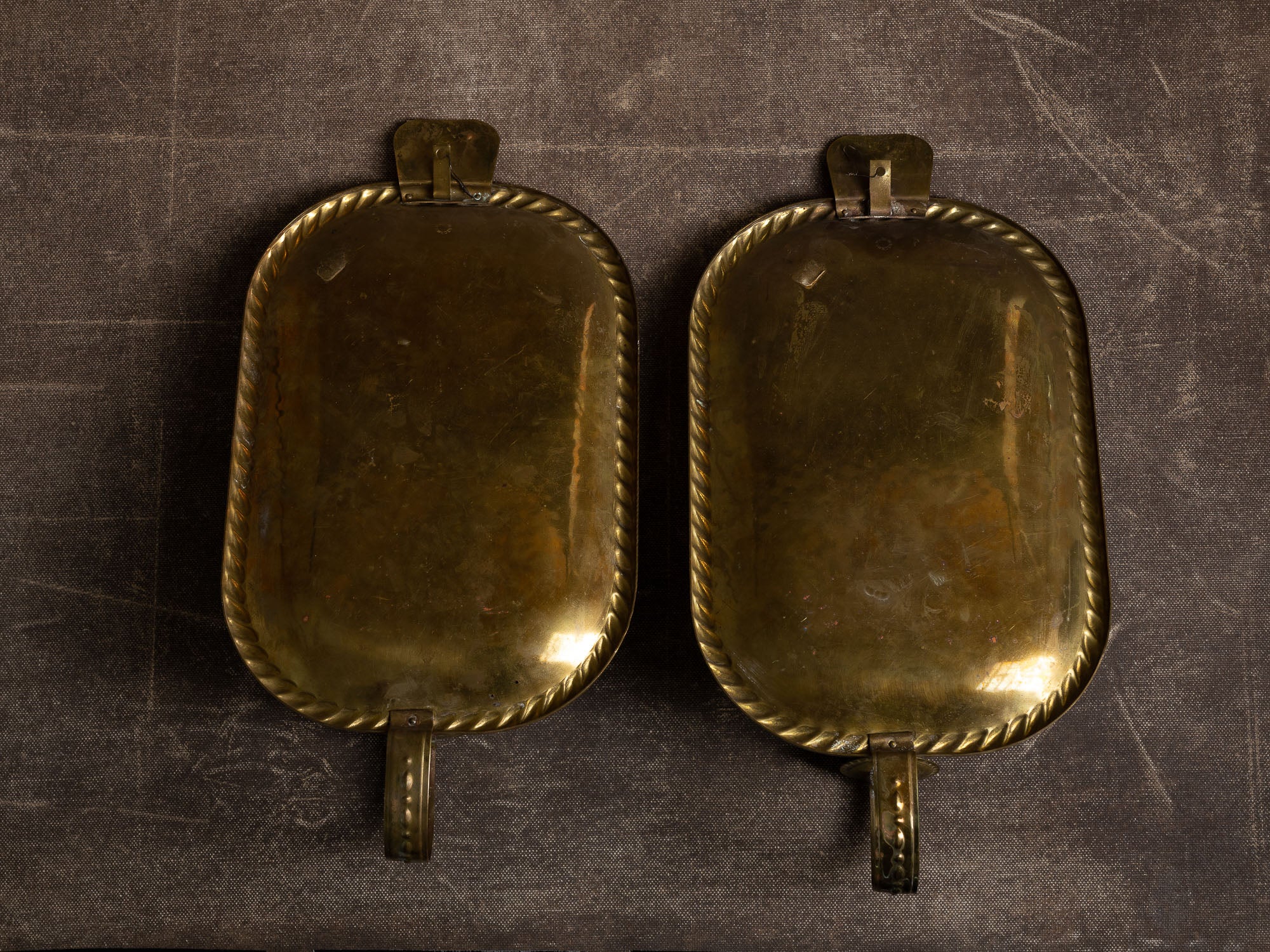 Ensemble, garniture de cheminée: paire de candélabres d'applique en laiton & coupe vide‑poche, Suède (vers 1935-50)..Set: pair of brass wall hanging candelabra & assorted bowl, Sweden (circa 1935-50)