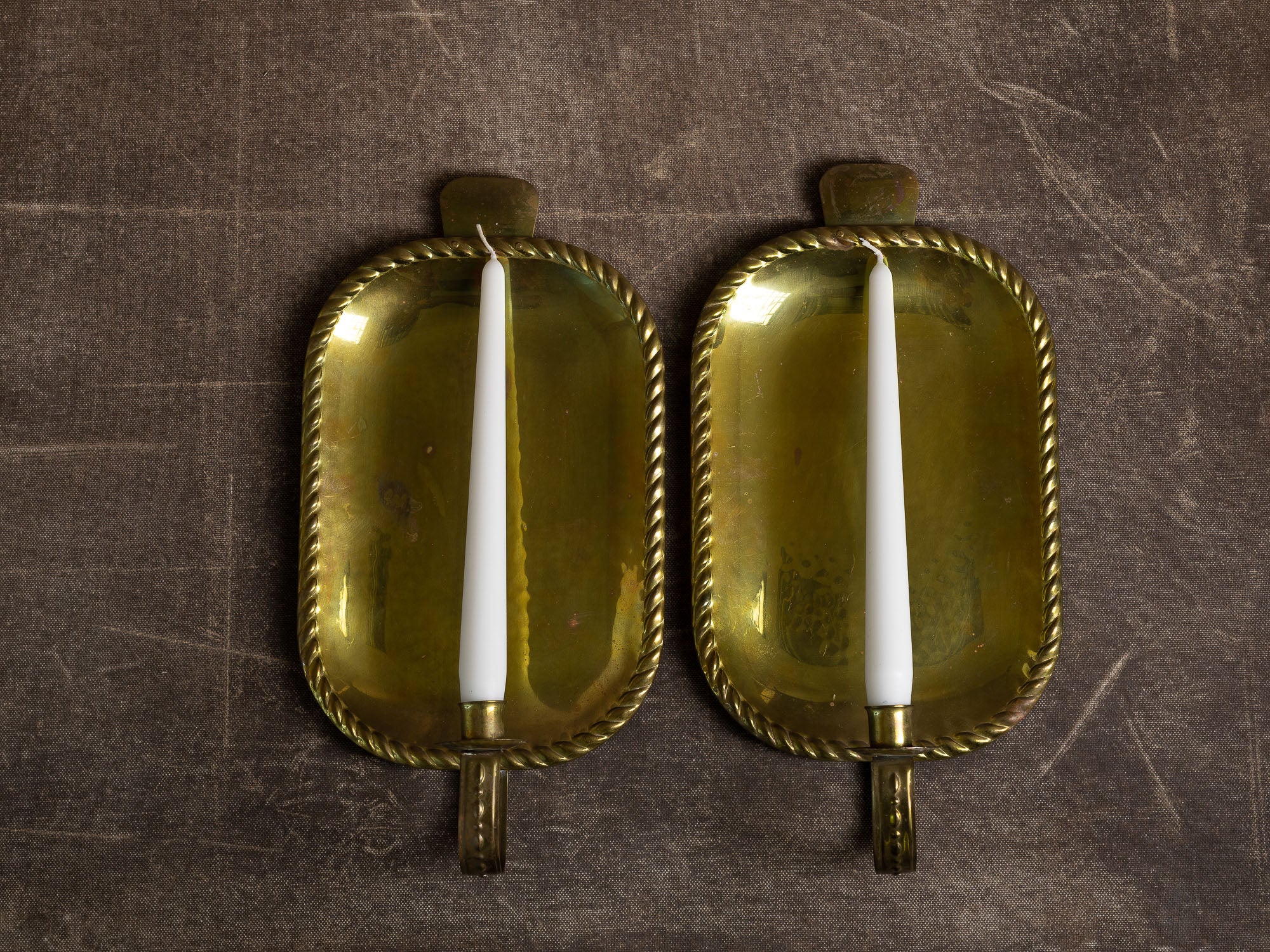 Ensemble, garniture de cheminée: paire de candélabres d'applique en laiton & coupe vide‑poche, Suède (vers 1935-50)..Set: pair of brass wall hanging candelabra & assorted bowl, Sweden (circa 1935-50)