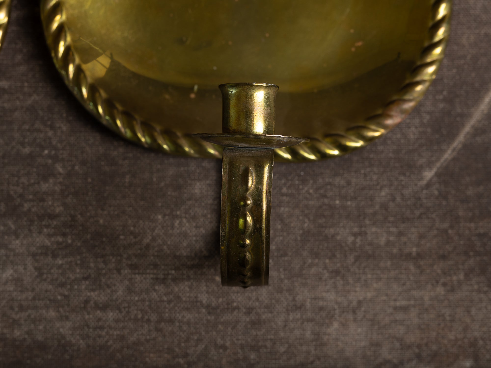 Ensemble, garniture de cheminée: paire de candélabres d'applique en laiton & coupe vide‑poche, Suède (vers 1935-50)..Set: pair of brass wall hanging candelabra & assorted bowl, Sweden (circa 1935-50)