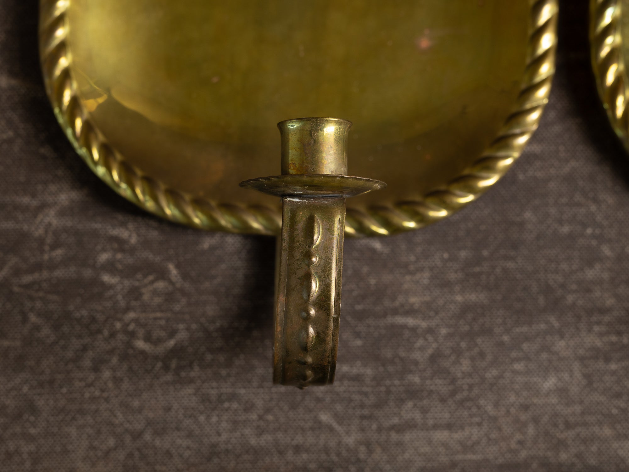 Ensemble, garniture de cheminée: paire de candélabres d'applique en laiton & coupe vide‑poche, Suède (vers 1935-50)..Set: pair of brass wall hanging candelabra & assorted bowl, Sweden (circa 1935-50)