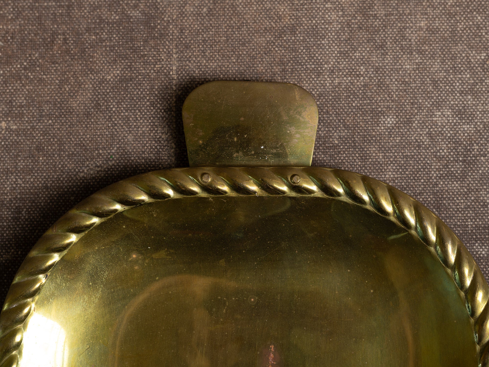 Ensemble, garniture de cheminée: paire de candélabres d'applique en laiton & coupe vide‑poche, Suède (vers 1935-50)..Set: pair of brass wall hanging candelabra & assorted bowl, Sweden (circa 1935-50)