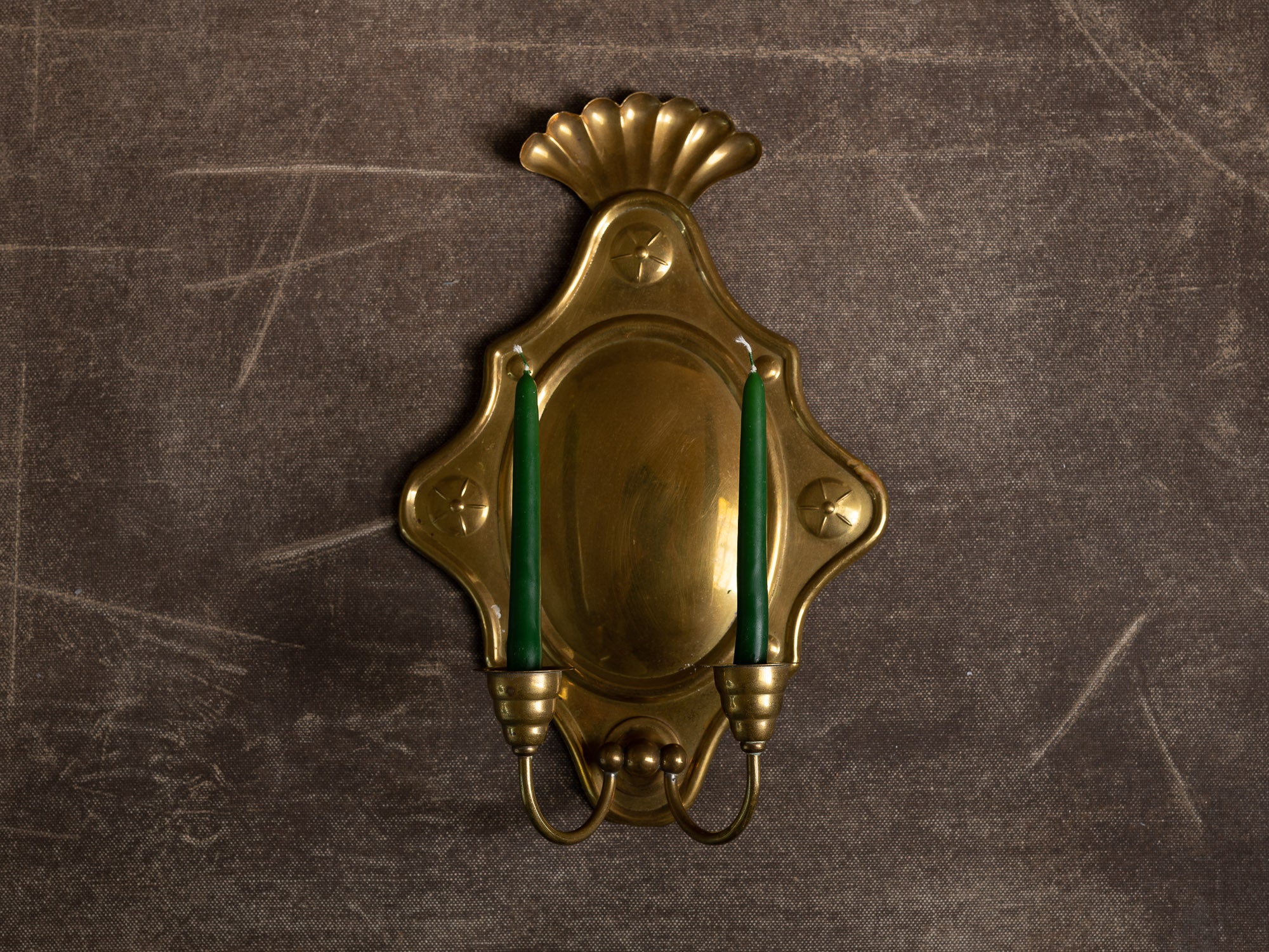 Candélabre d'applique gustavien en laiton, Suède (première moitié du XXe siècle)..Gustavian brass wall hanging candle holder, Sweden (First half XXth century)