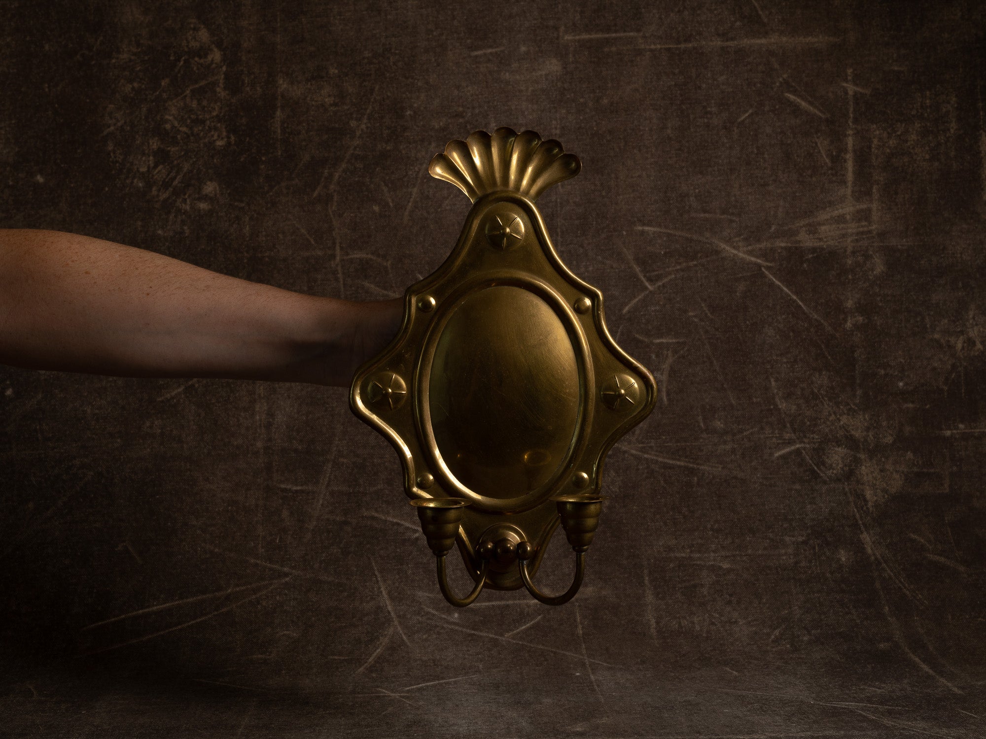 Candélabre d'applique gustavien en laiton, Suède (première moitié du XXe siècle)..Gustavian brass wall hanging candle holder, Sweden (First half XXth century)