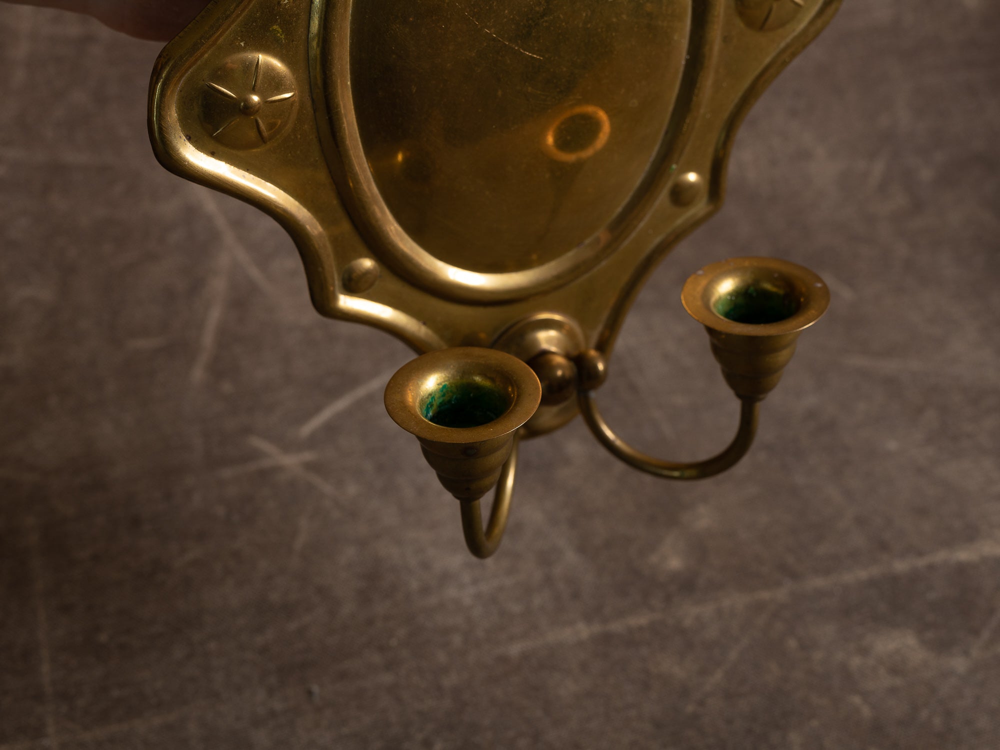 Candélabre d'applique gustavien en laiton, Suède (première moitié du XXe siècle)..Gustavian brass wall hanging candle holder, Sweden (First half XXth century)
