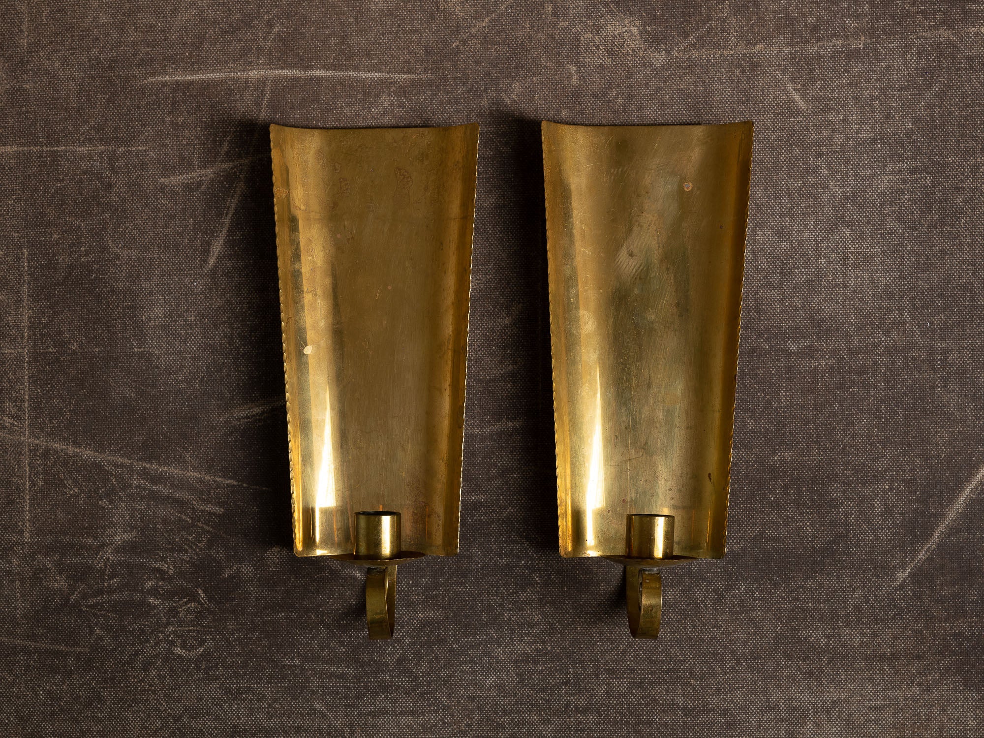 Paire de candélabres / miroirs d'appliques muraux en laiton néo-classiques, Suède (vers 1945-50)..Set of 2 neo classical brass wall hanging candle holders, Sweden (ca. 1945-50)