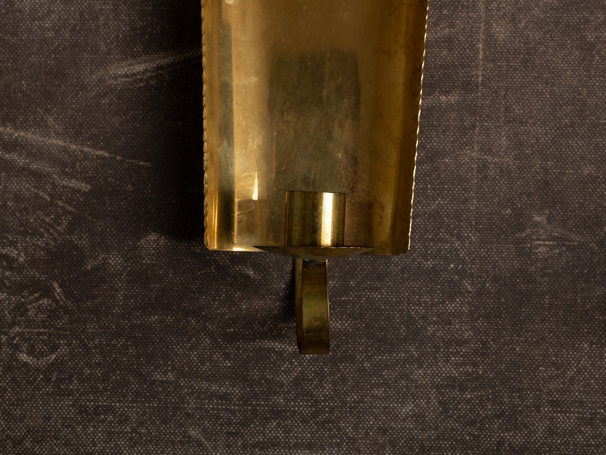 Paire de candélabres / miroirs d'appliques muraux en laiton néo-classiques, Suède (vers 1945-50)..Set of 2 neo classical brass wall hanging candle holders, Sweden (ca. 1945-50)