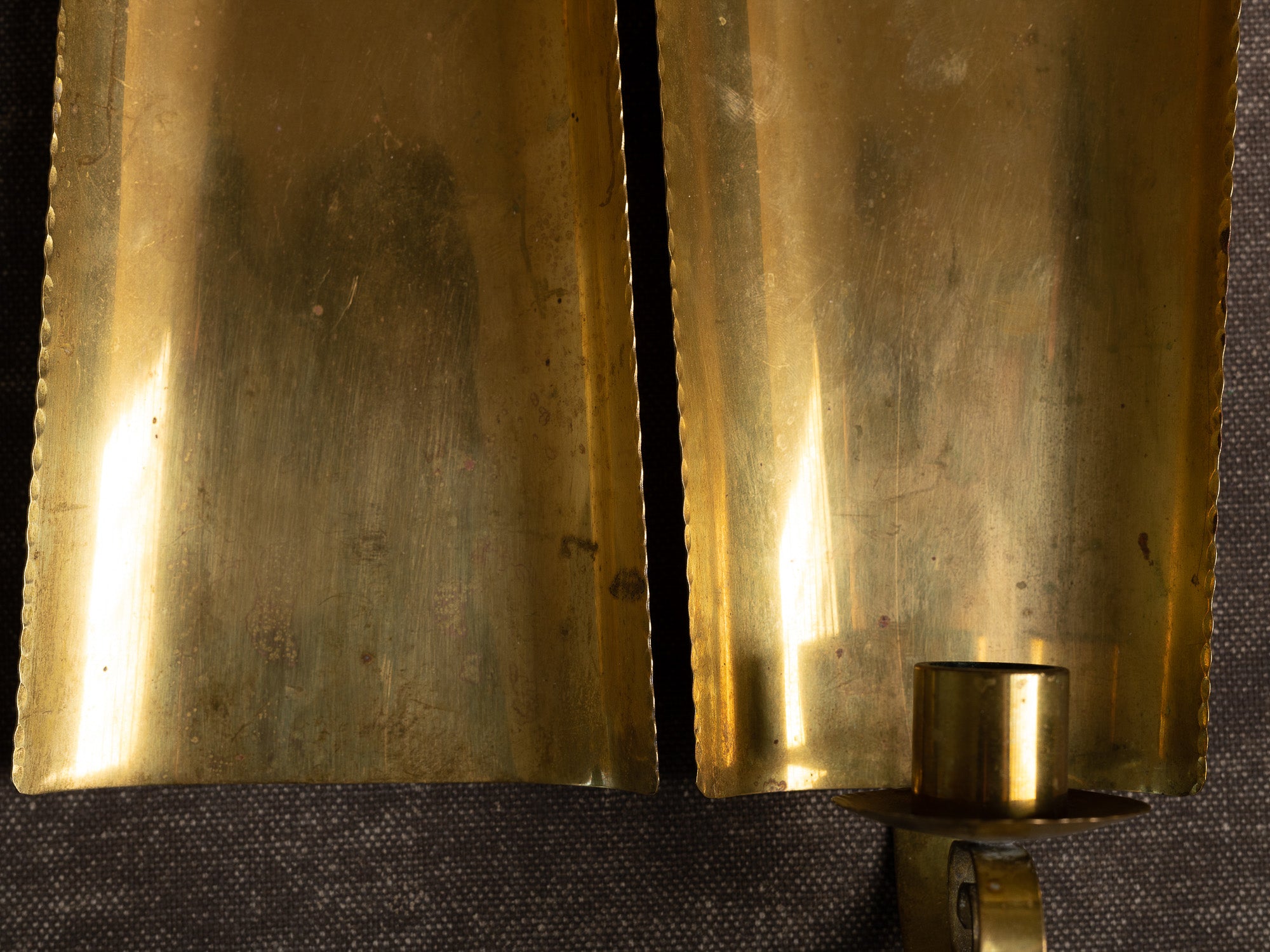 Paire de candélabres / miroirs d'appliques muraux en laiton néo-classiques, Suède (vers 1945-50)..Set of 2 neo classical brass wall hanging candle holders, Sweden (ca. 1945-50)