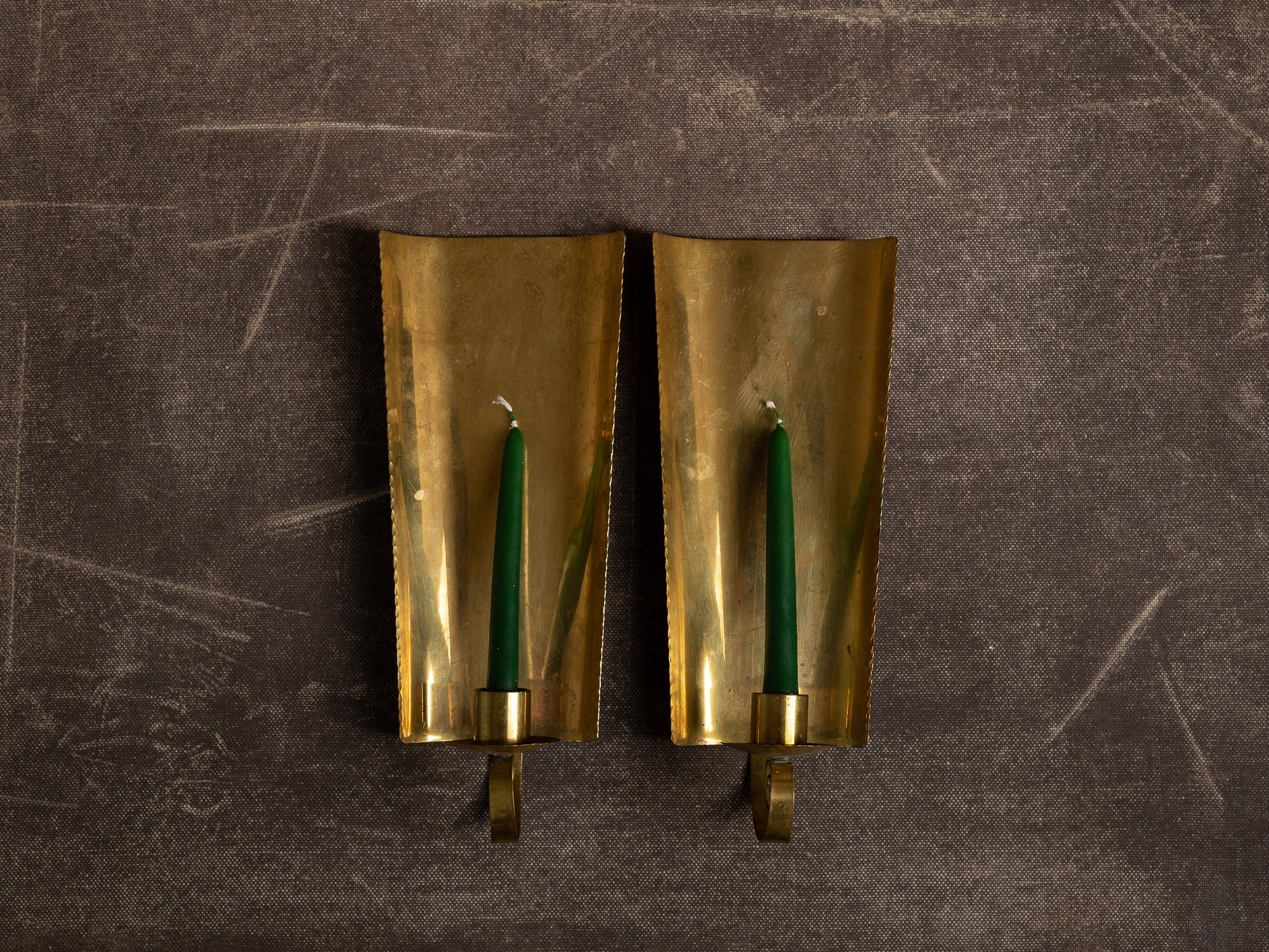 Paire de candélabres / miroirs d'appliques muraux en laiton néo-classiques, Suède (vers 1945-50)..Set of 2 neo classical brass wall hanging candle holders, Sweden (ca. 1945-50)