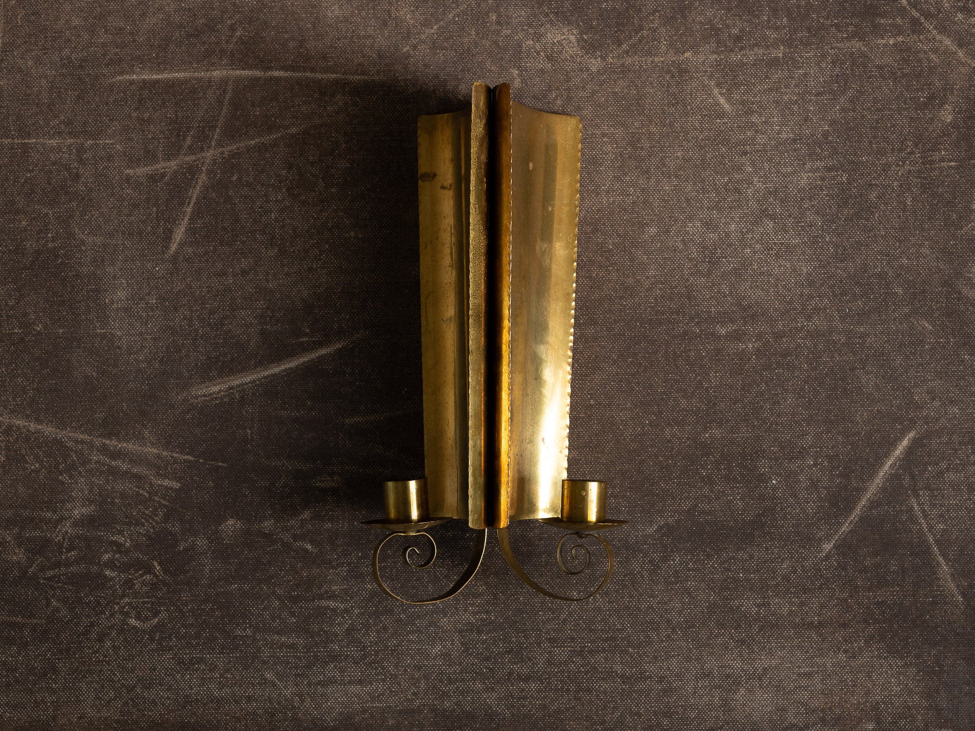 Paire de candélabres / miroirs d'appliques muraux en laiton néo-classiques, Suède (vers 1945-50)..Set of 2 neo classical brass wall hanging candle holders, Sweden (ca. 1945-50)