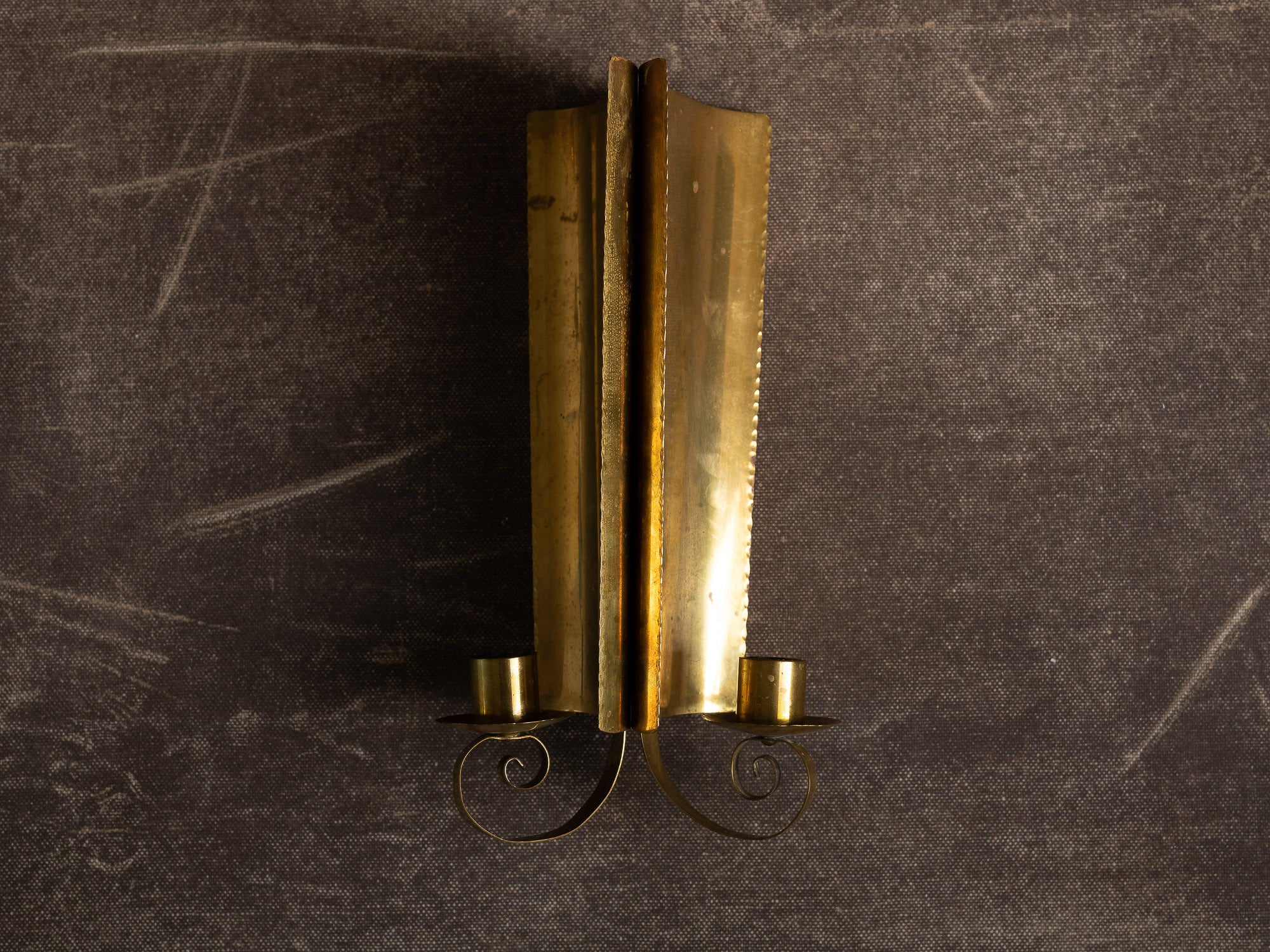 Paire de candélabres / miroirs d'appliques muraux en laiton néo-classiques, Suède (vers 1945-50)..Set of 2 neo classical brass wall hanging candle holders, Sweden (ca. 1945-50)