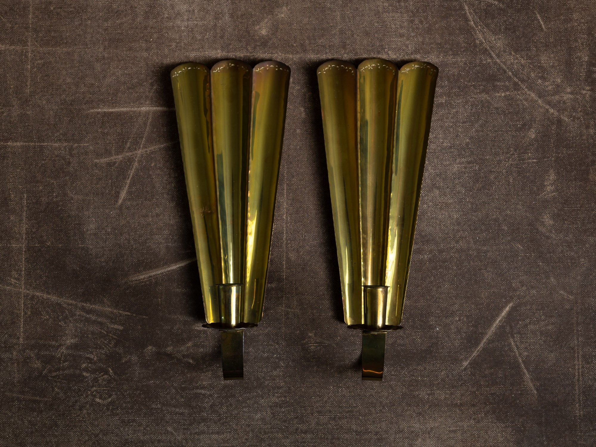 Paire de candélabres / miroirs d'appliques muraux en laiton "éventails", Suède (vers 1960)..Set of 2 gustavian style brass wall hanging candle holders, Sweden (ca. 1960)