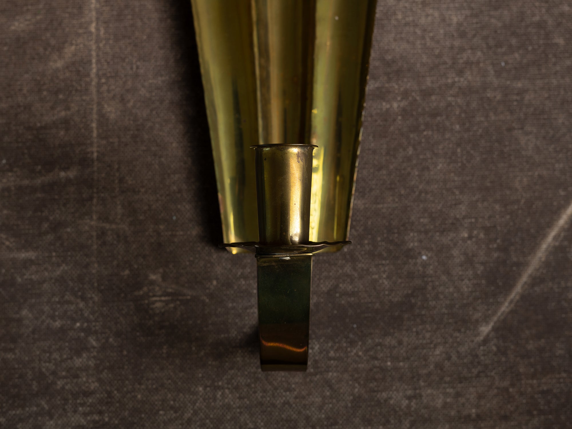 Paire de candélabres / miroirs d'appliques muraux en laiton "éventails", Suède (vers 1960)..Set of 2 gustavian style brass wall hanging candle holders, Sweden (ca. 1960)