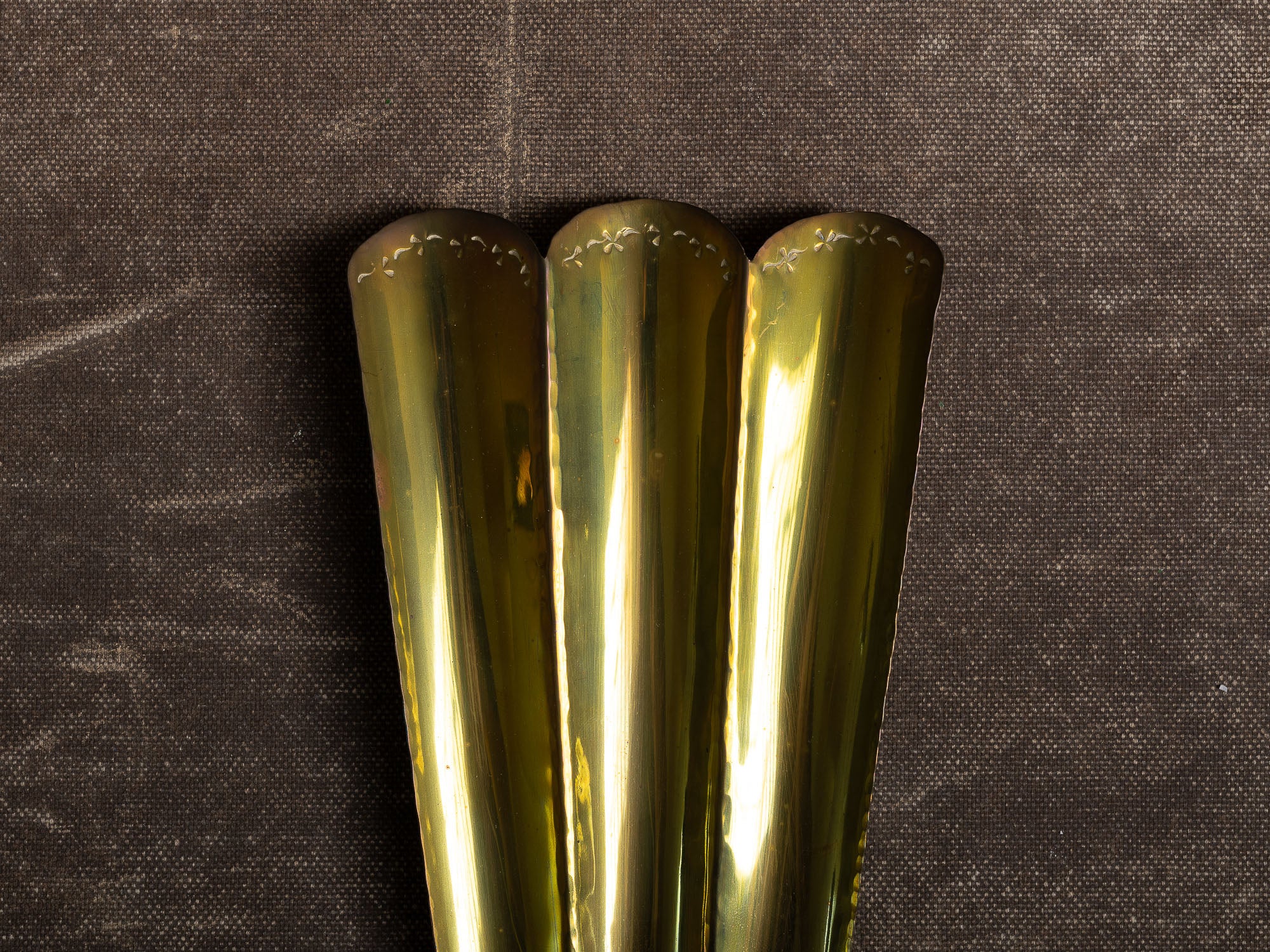 Paire de candélabres / miroirs d'appliques muraux en laiton "éventails", Suède (vers 1960)..Set of 2 gustavian style brass wall hanging candle holders, Sweden (ca. 1960)