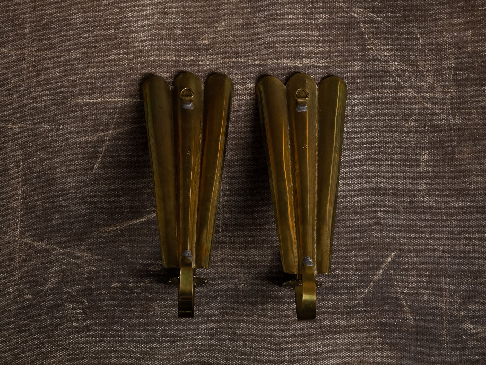 Paire de candélabres / miroirs d'appliques muraux en laiton "éventails", Suède (vers 1960)..Set of 2 gustavian style brass wall hanging candle holders, Sweden (ca. 1960)