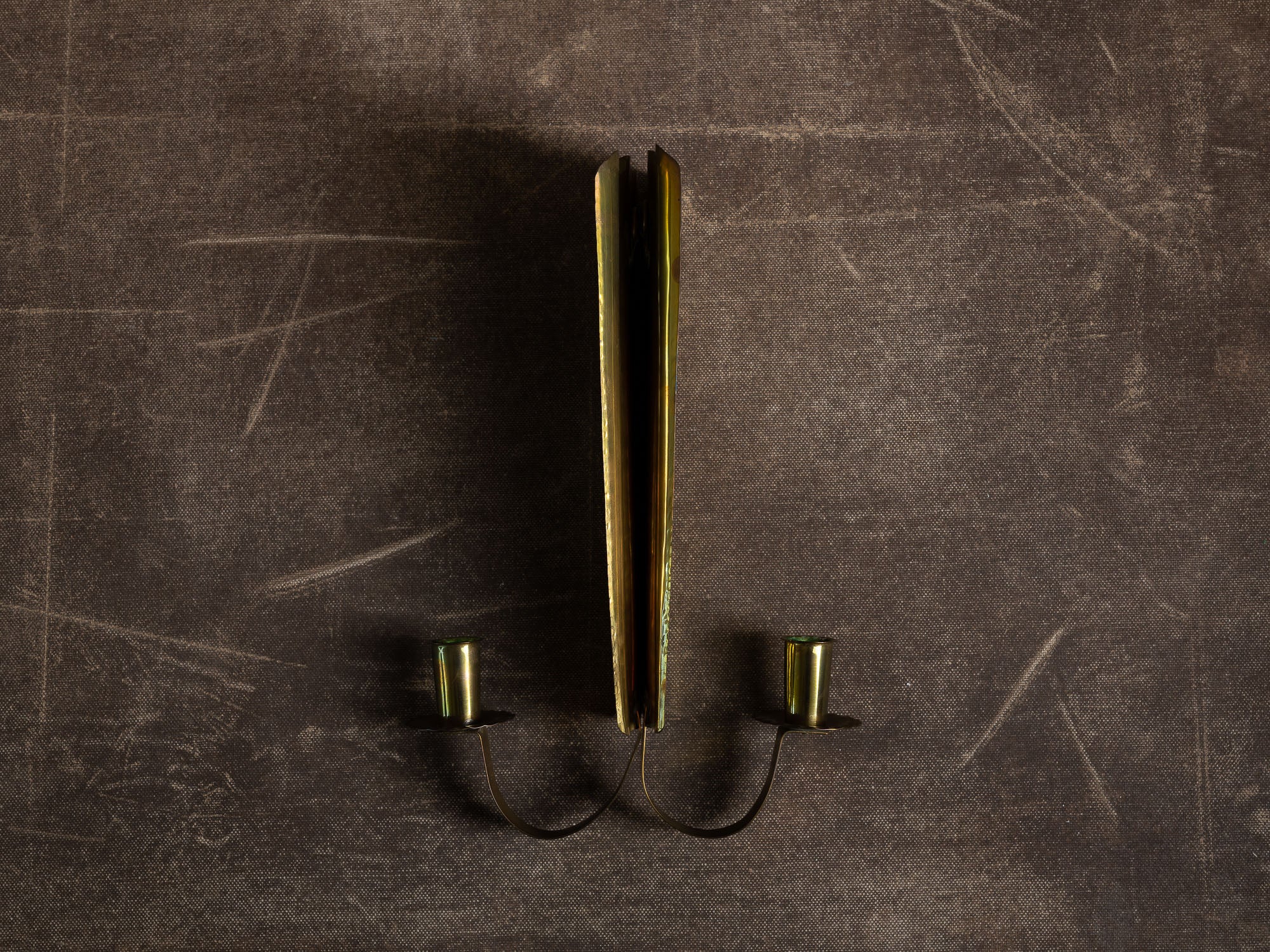 Paire de candélabres / miroirs d'appliques muraux en laiton "éventails", Suède (vers 1960)..Set of 2 gustavian style brass wall hanging candle holders, Sweden (ca. 1960)
