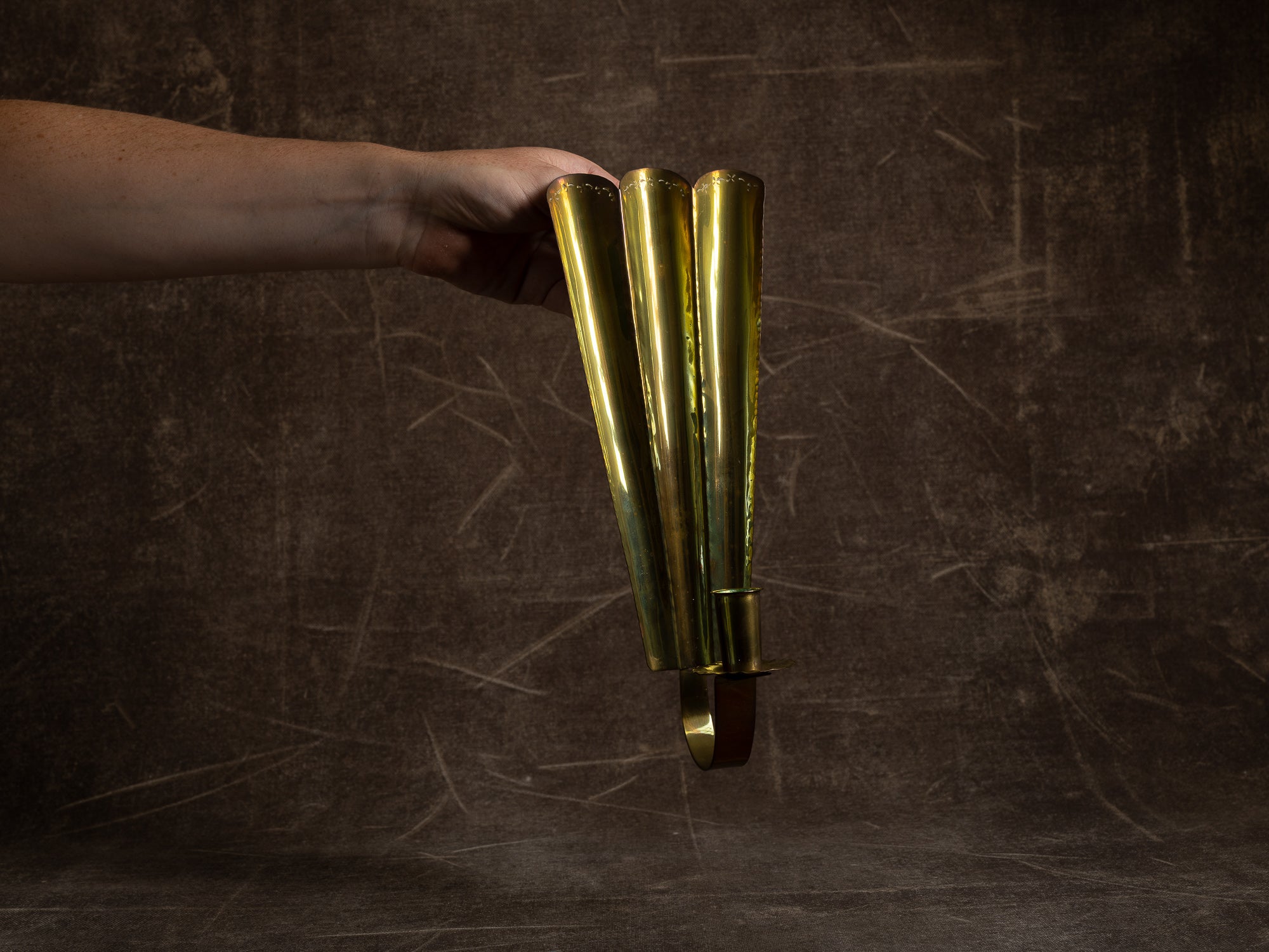 Paire de candélabres / miroirs d'appliques muraux en laiton "éventails", Suède (vers 1960)..Set of 2 gustavian style brass wall hanging candle holders, Sweden (ca. 1960)