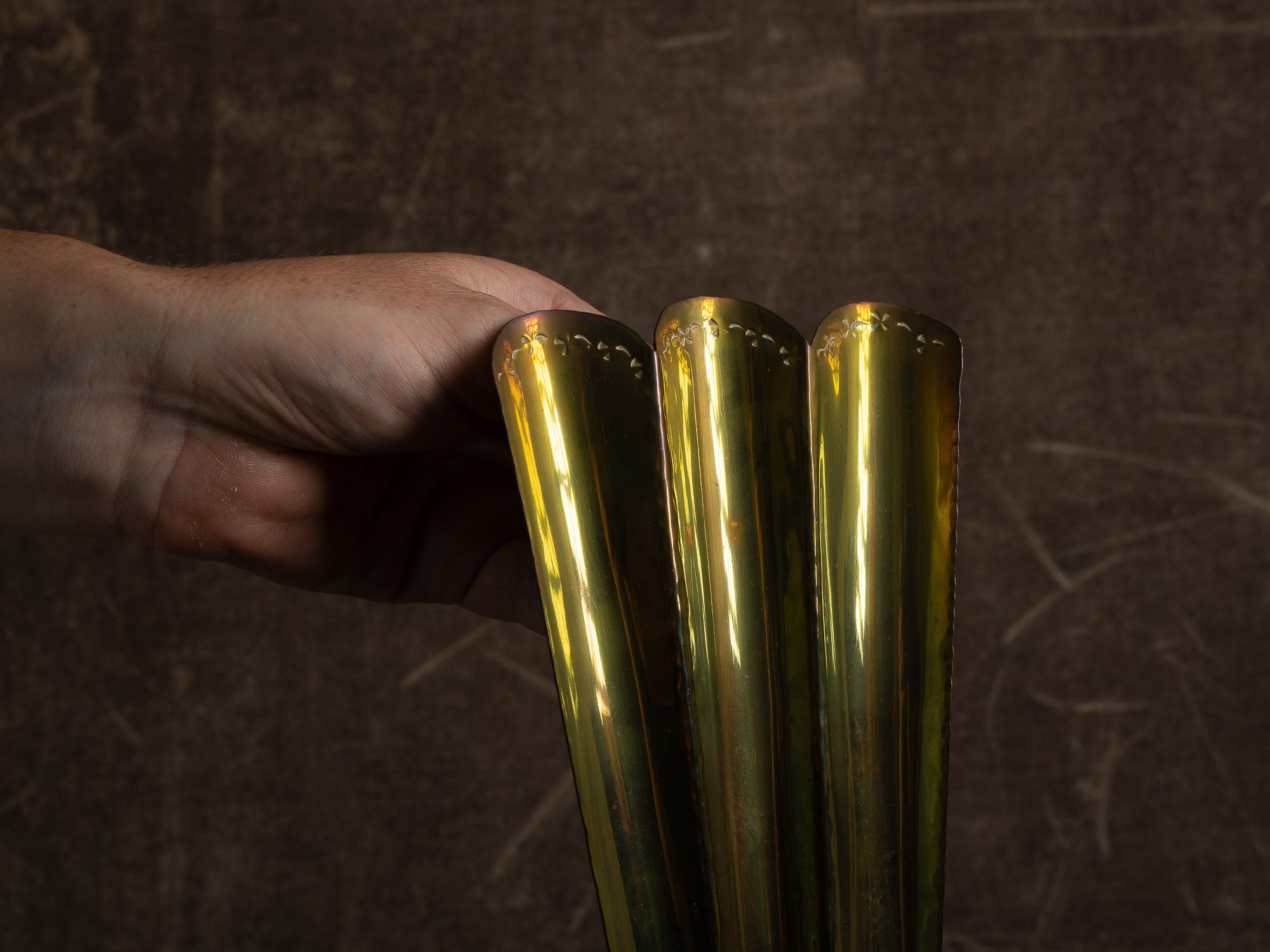 Paire de candélabres / miroirs d'appliques muraux en laiton "éventails", Suède (vers 1960)..Set of 2 gustavian style brass wall hanging candle holders, Sweden (ca. 1960)