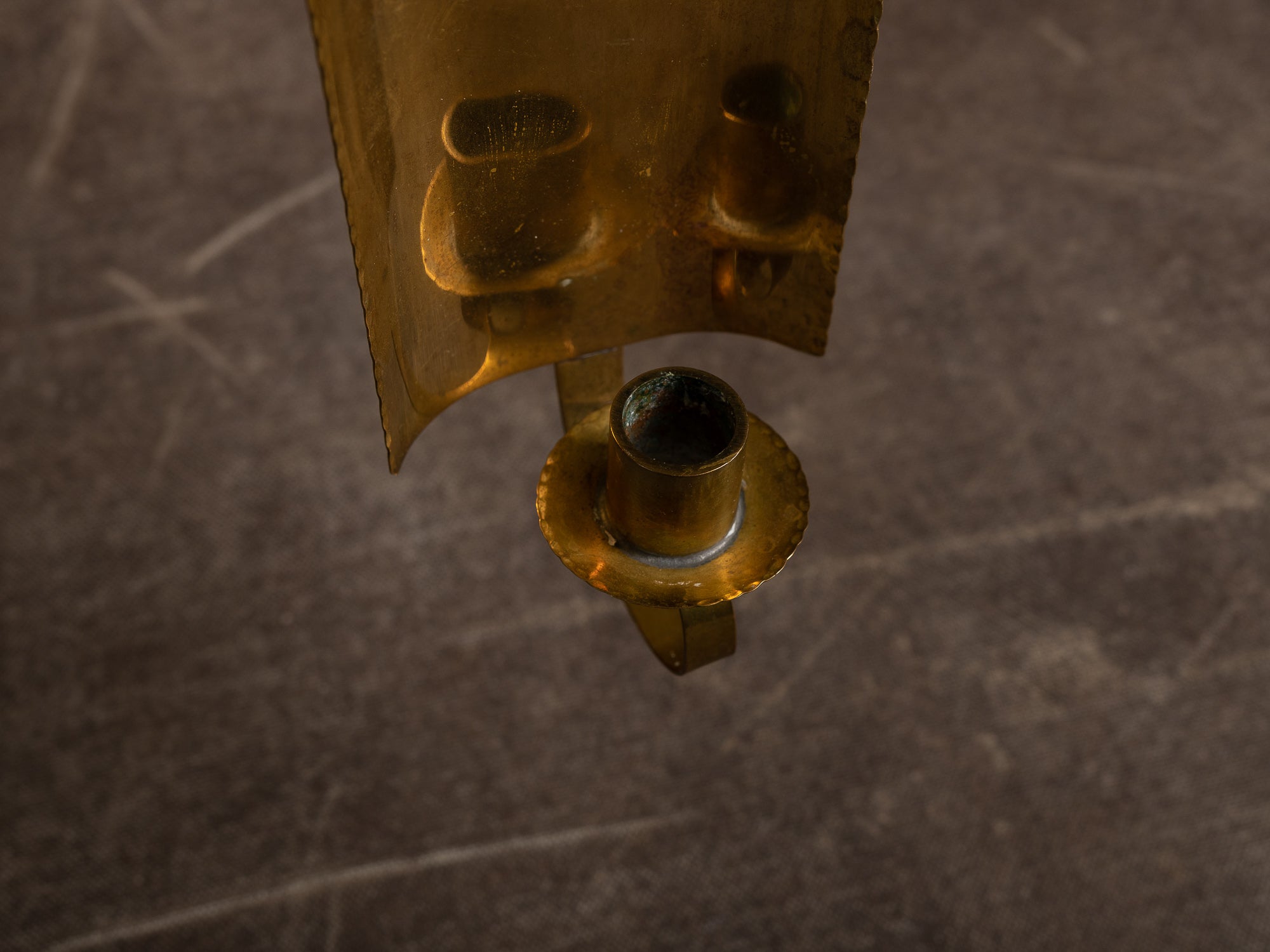 Paire de candélabres / miroirs d'appliques muraux en laiton néo-classiques, Suède (vers 1945-50)..Set of 2 neo classical brass wall hanging candle holders, Sweden (ca. 1945-50)
