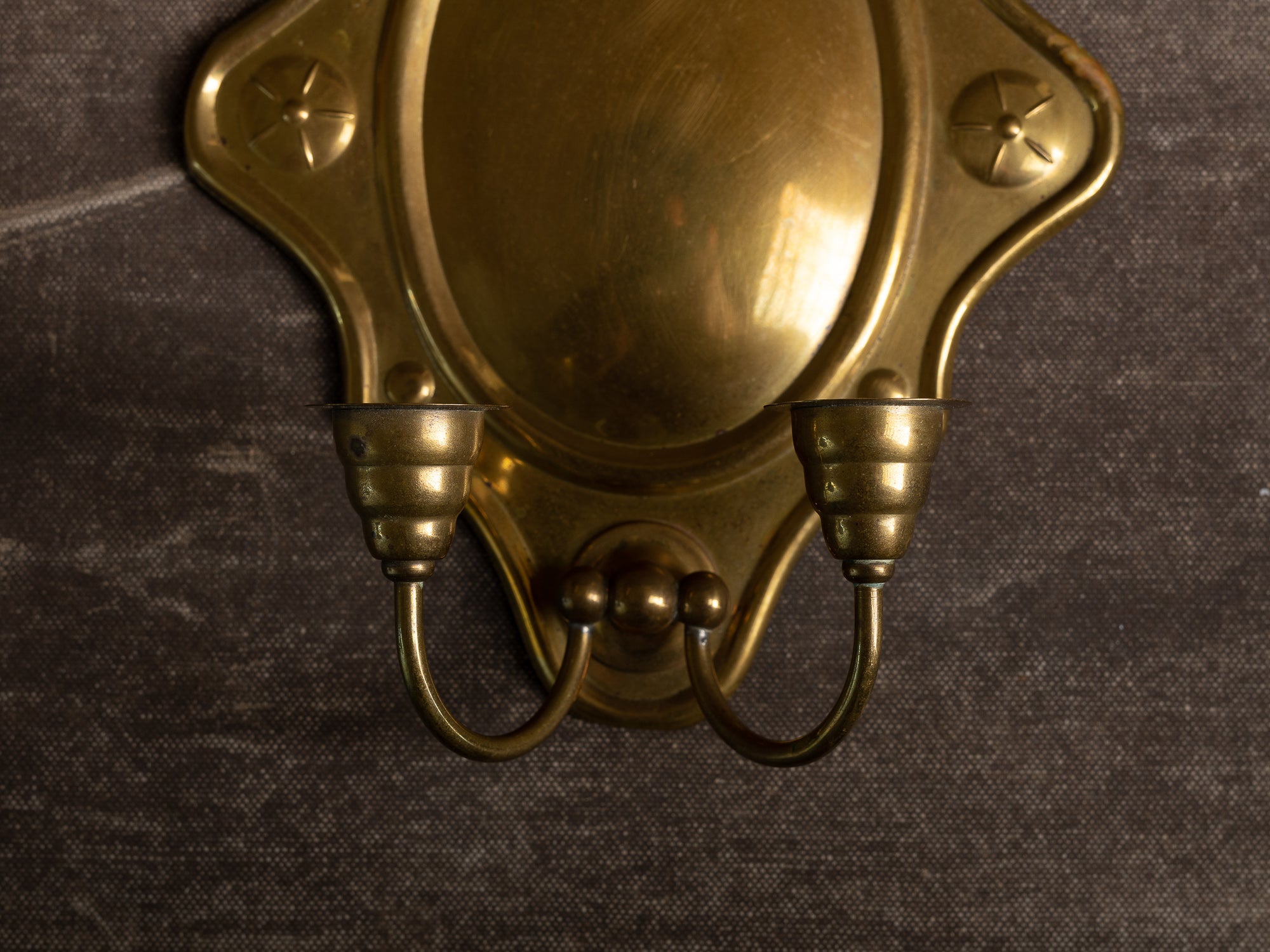 Candélabre d'applique gustavien en laiton, Suède (première moitié du XXe siècle)..Gustavian brass wall hanging candle holder, Sweden (First half XXth century)