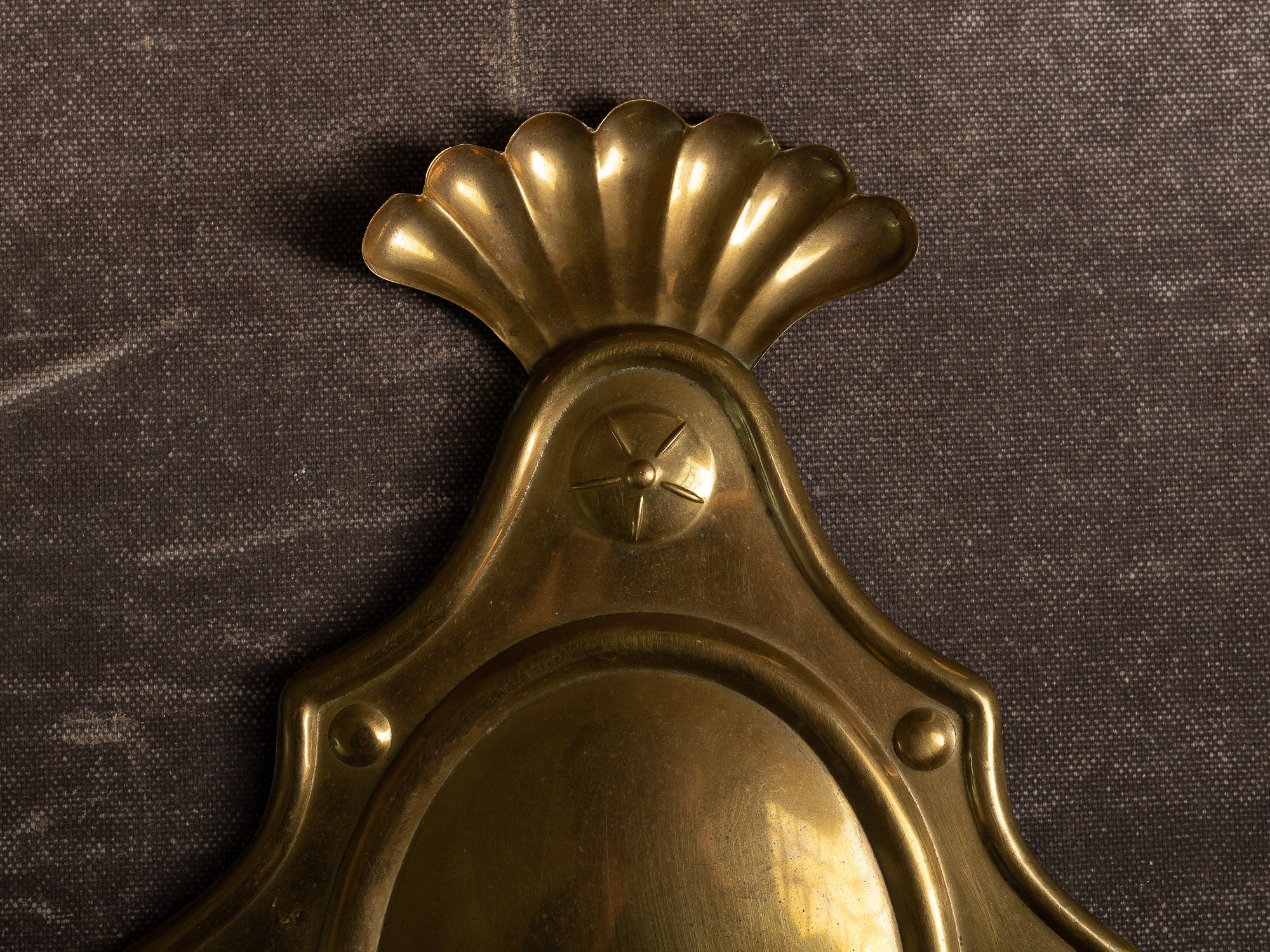 Candélabre d'applique gustavien en laiton, Suède (première moitié du XXe siècle)..Gustavian brass wall hanging candle holder, Sweden (First half XXth century)