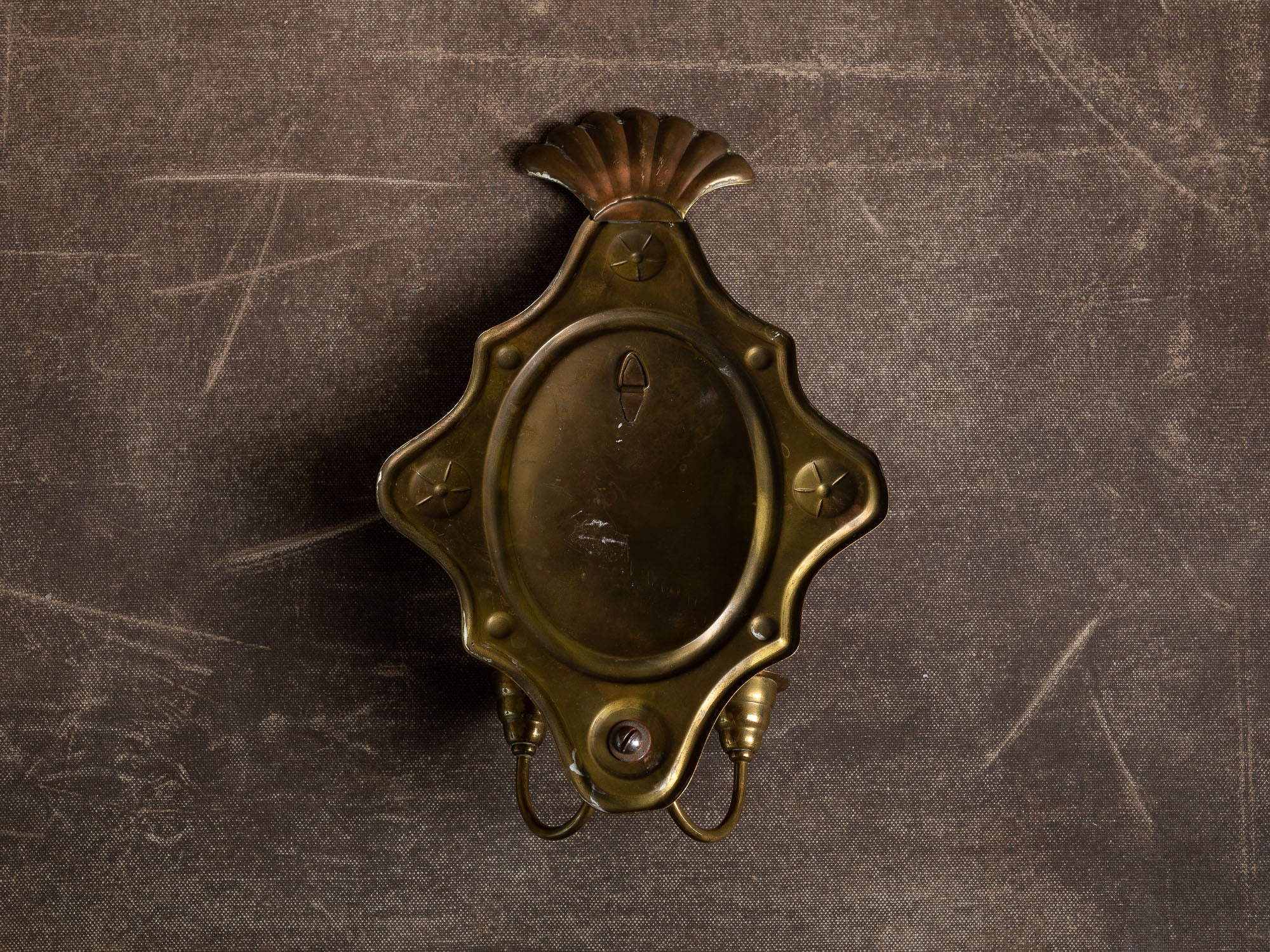Candélabre d'applique gustavien en laiton, Suède (première moitié du XXe siècle)..Gustavian brass wall hanging candle holder, Sweden (First half XXth century)