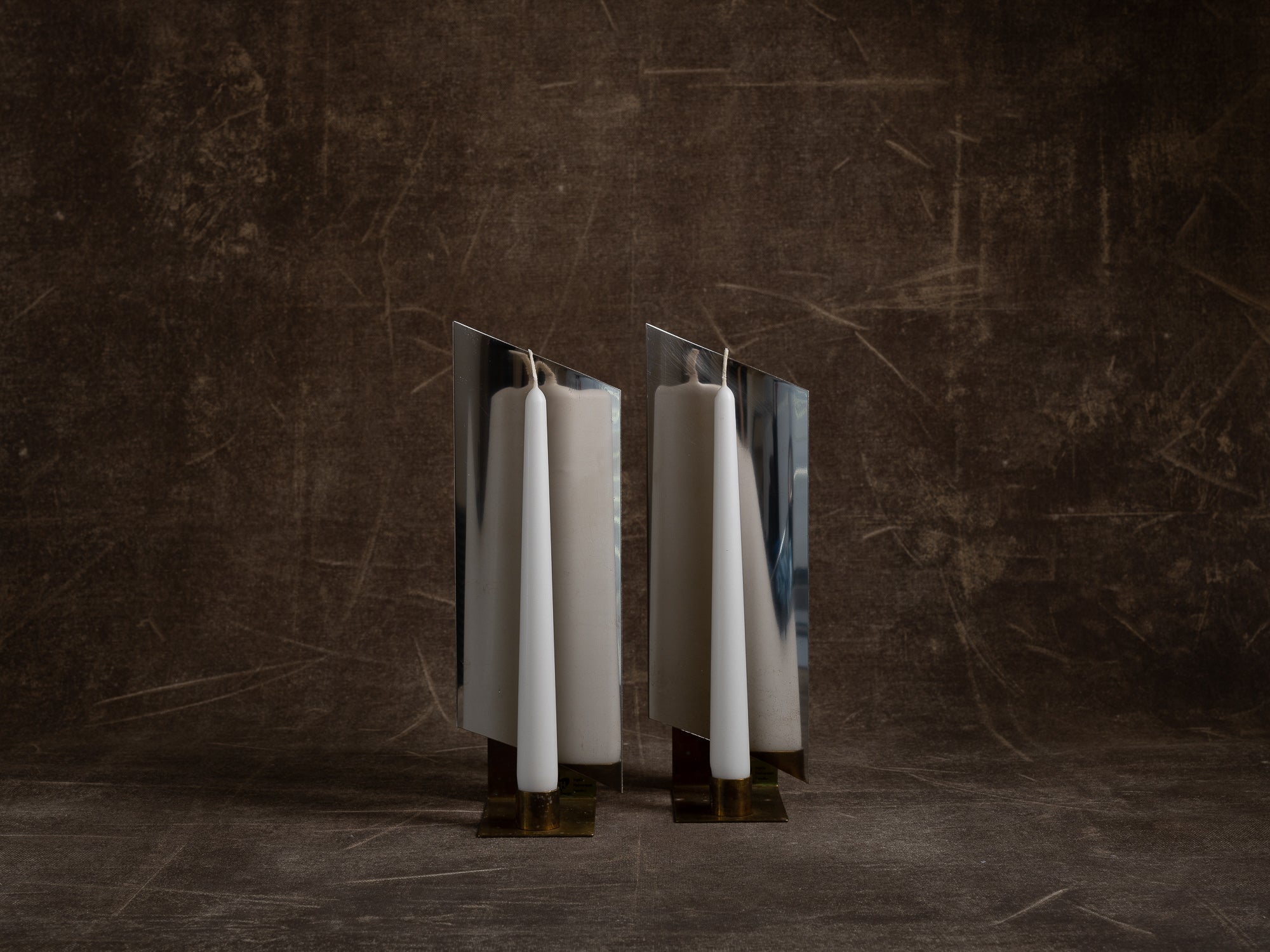 Paire de candélabres miroirs d'appliques en laiton et inox, Suède (vers 1970)..Set of 2 modernist brass and chromed steel wall hanging candle holders, Sweden (ca. 1970)