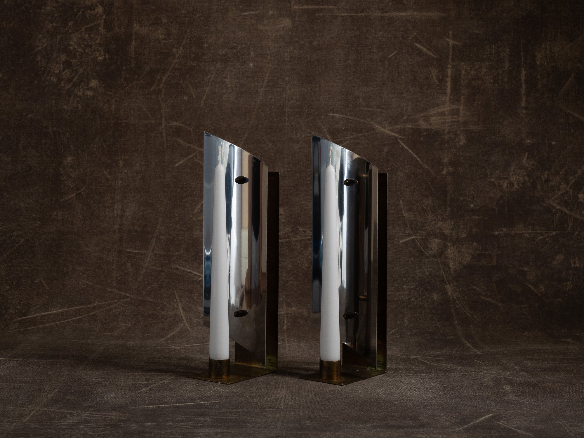 Paire de candélabres miroirs d'appliques en laiton et inox, Suède (vers 1970)..Set of 2 modernist brass and chromed steel wall hanging candle holders, Sweden (ca. 1970)