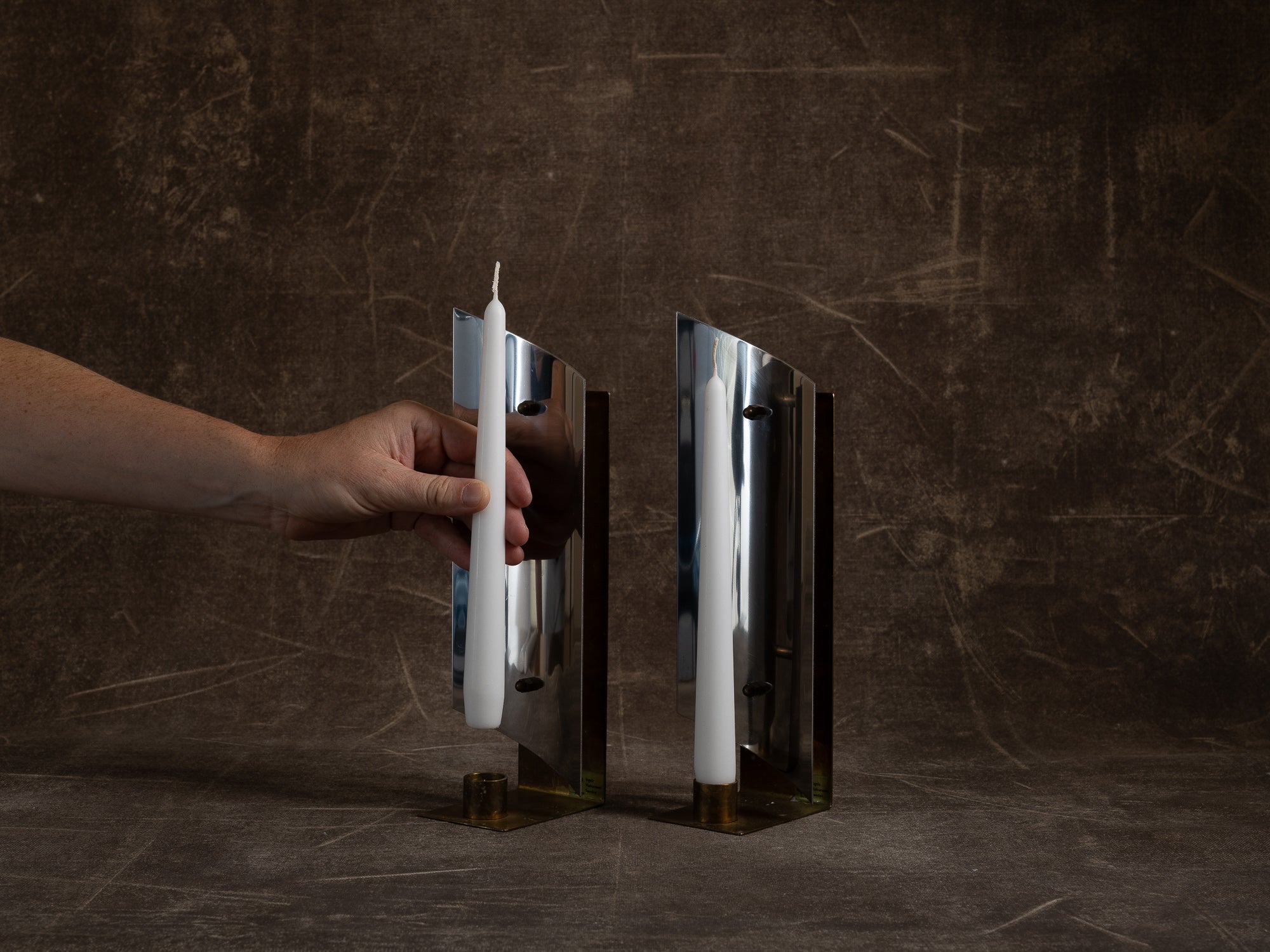 Paire de candélabres miroirs d'appliques en laiton et inox, Suède (vers 1970)..Set of 2 modernist brass and chromed steel wall hanging candle holders, Sweden (ca. 1970)