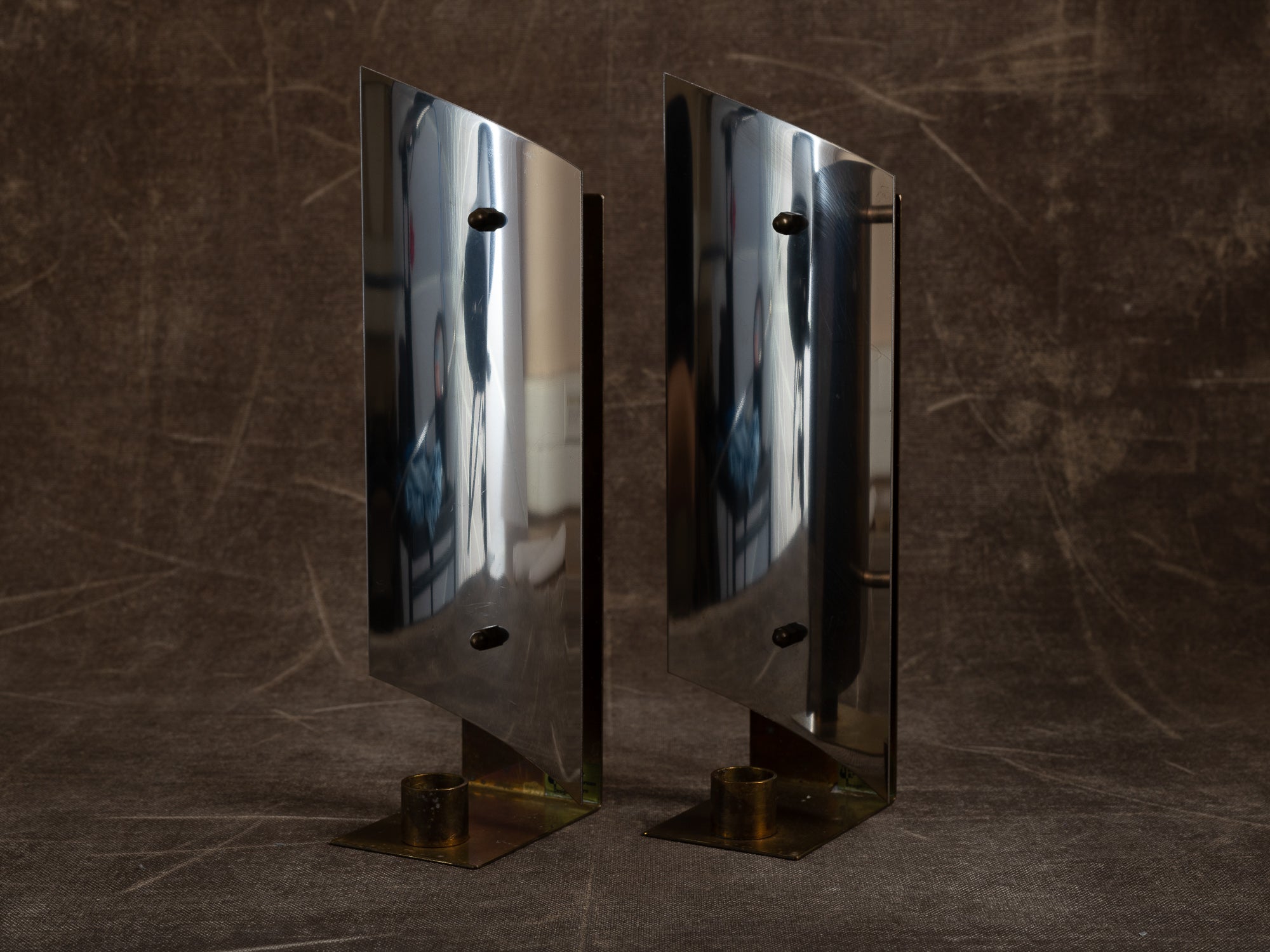 Paire de candélabres miroirs d'appliques en laiton et inox, Suède (vers 1970)..Set of 2 modernist brass and chromed steel wall hanging candle holders, Sweden (ca. 1970)