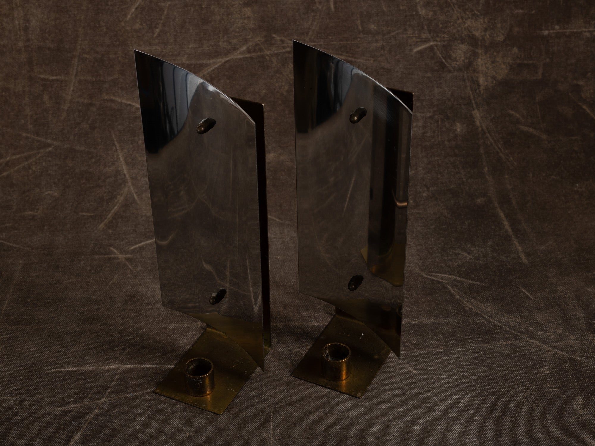 Paire de candélabres miroirs d'appliques en laiton et inox, Suède (vers 1970)..Set of 2 modernist brass and chromed steel wall hanging candle holders, Sweden (ca. 1970)