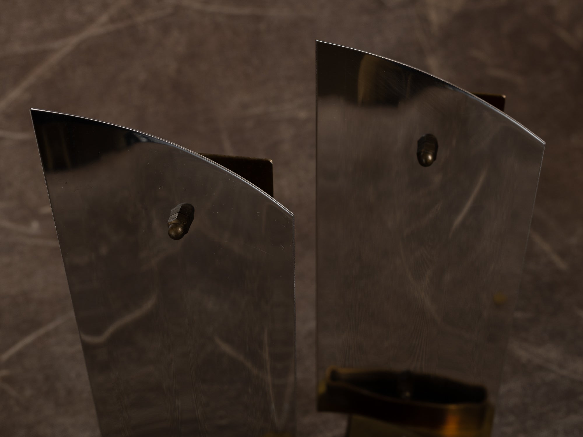 Paire de candélabres miroirs d'appliques en laiton et inox, Suède (vers 1970)..Set of 2 modernist brass and chromed steel wall hanging candle holders, Sweden (ca. 1970)