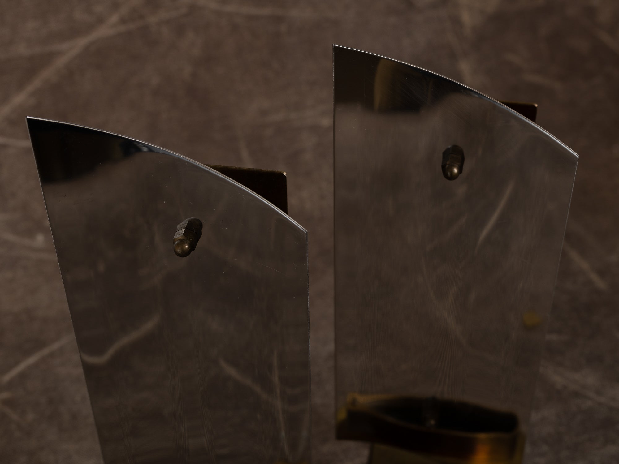 Paire de candélabres miroirs d'appliques en laiton et inox, Suède (vers 1970)..Set of 2 modernist brass and chromed steel wall hanging candle holders, Sweden (ca. 1970)