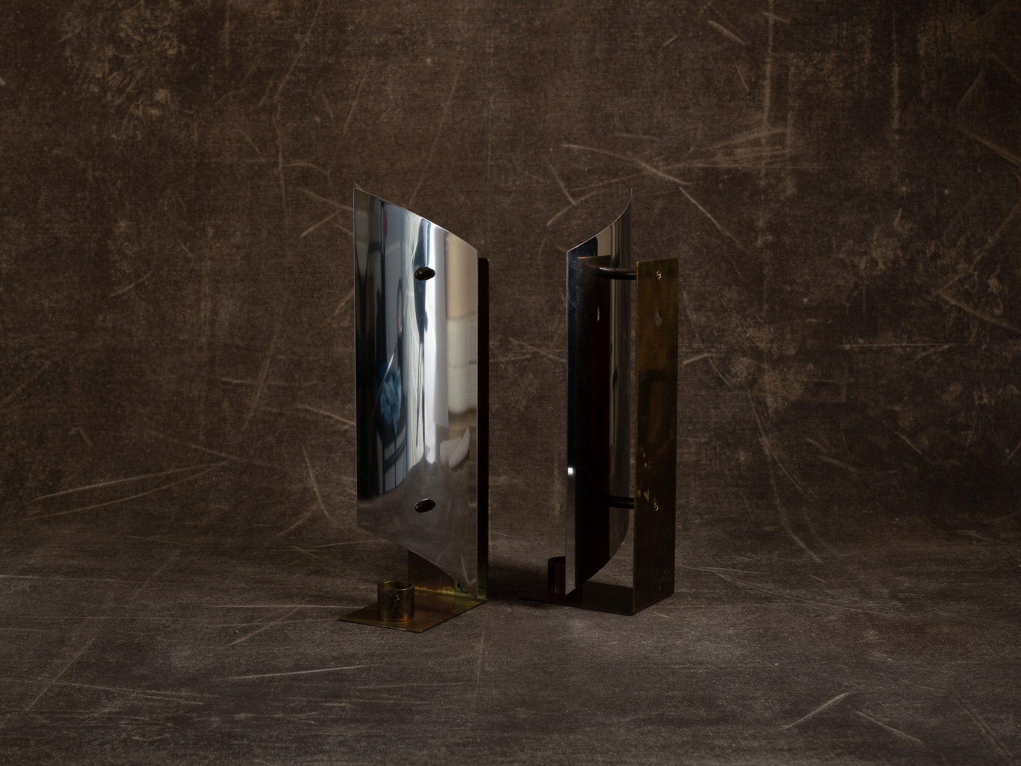 Paire de candélabres miroirs d'appliques en laiton et inox, Suède (vers 1970)..Set of 2 modernist brass and chromed steel wall hanging candle holders, Sweden (ca. 1970)