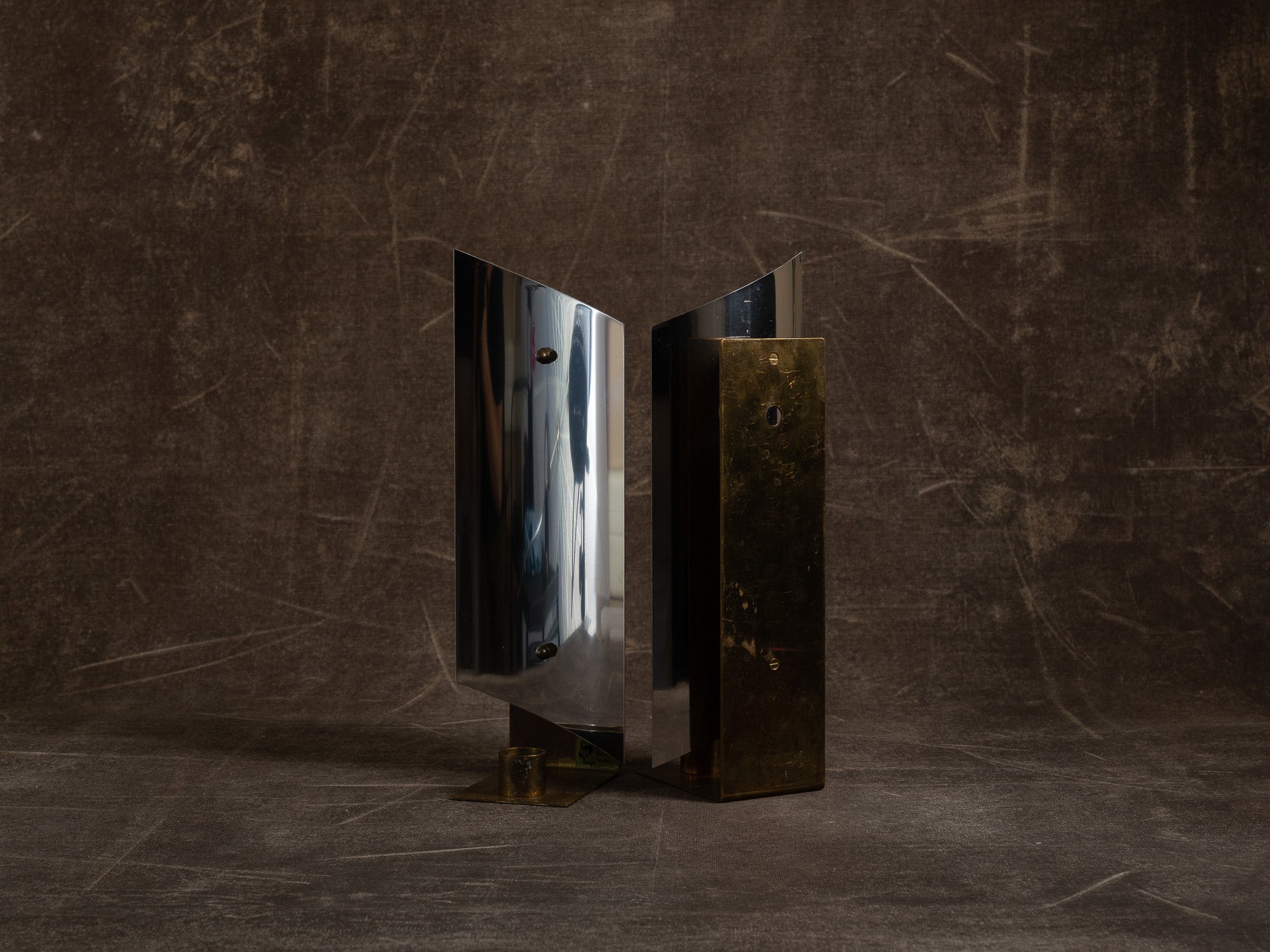 Paire de candélabres miroirs d'appliques en laiton et inox, Suède (vers 1970)..Set of 2 modernist brass and chromed steel wall hanging candle holders, Sweden (ca. 1970)